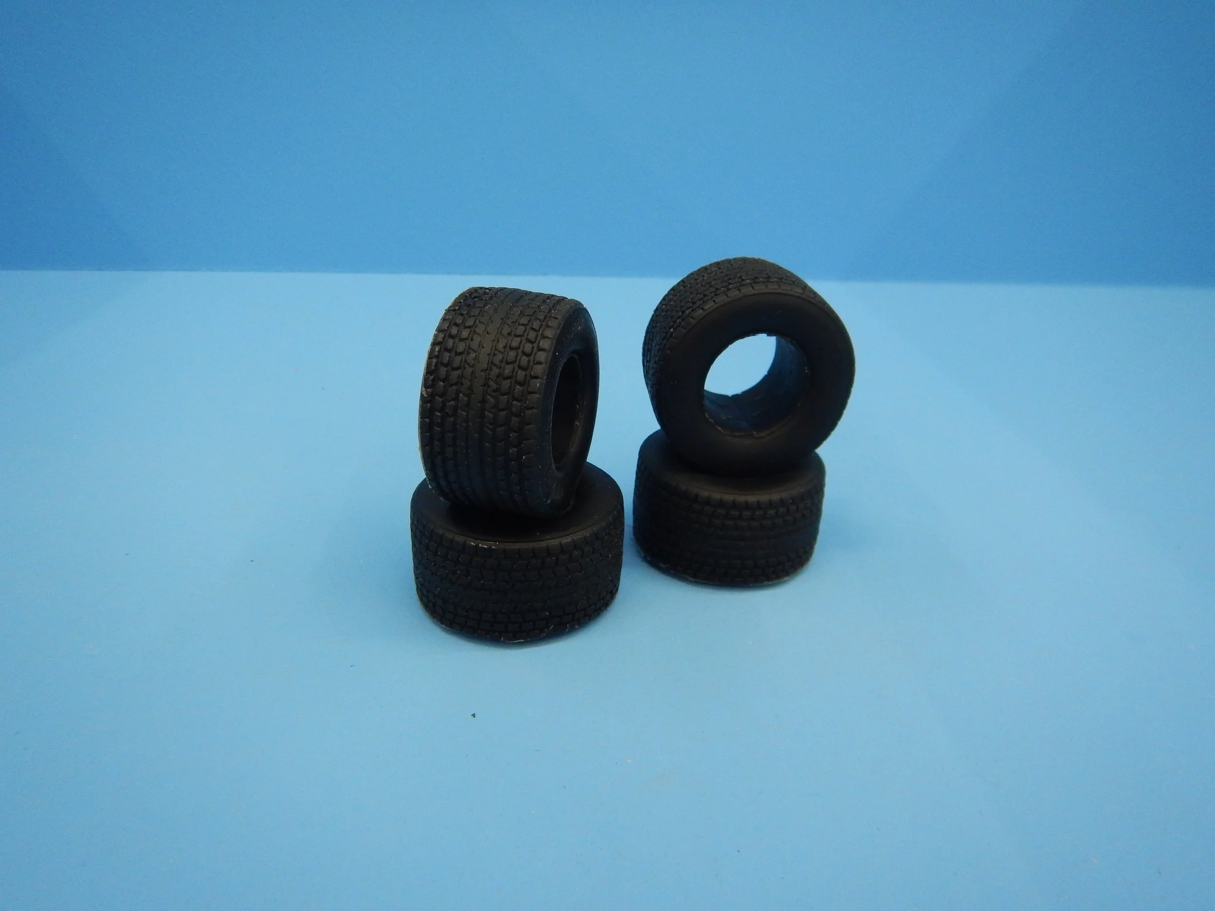 1/25TH AGRESSIVE TREAD SUPER SINGLE TANDEM DRIVE TIRE SET, 25SSD