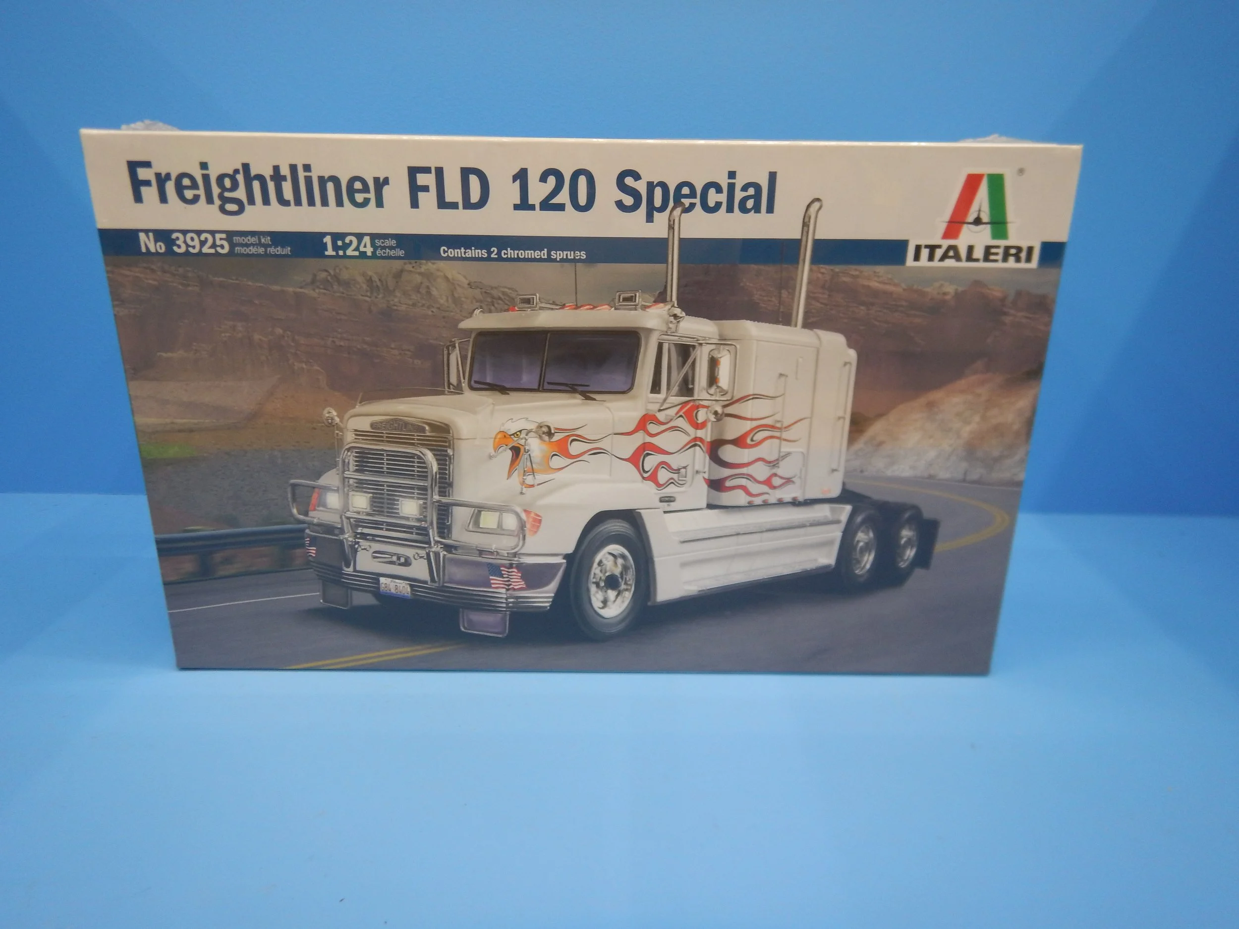ITALERI FREIGHTLINER FLD 120 TRACTOR, INVENTORY MOVED, 3925