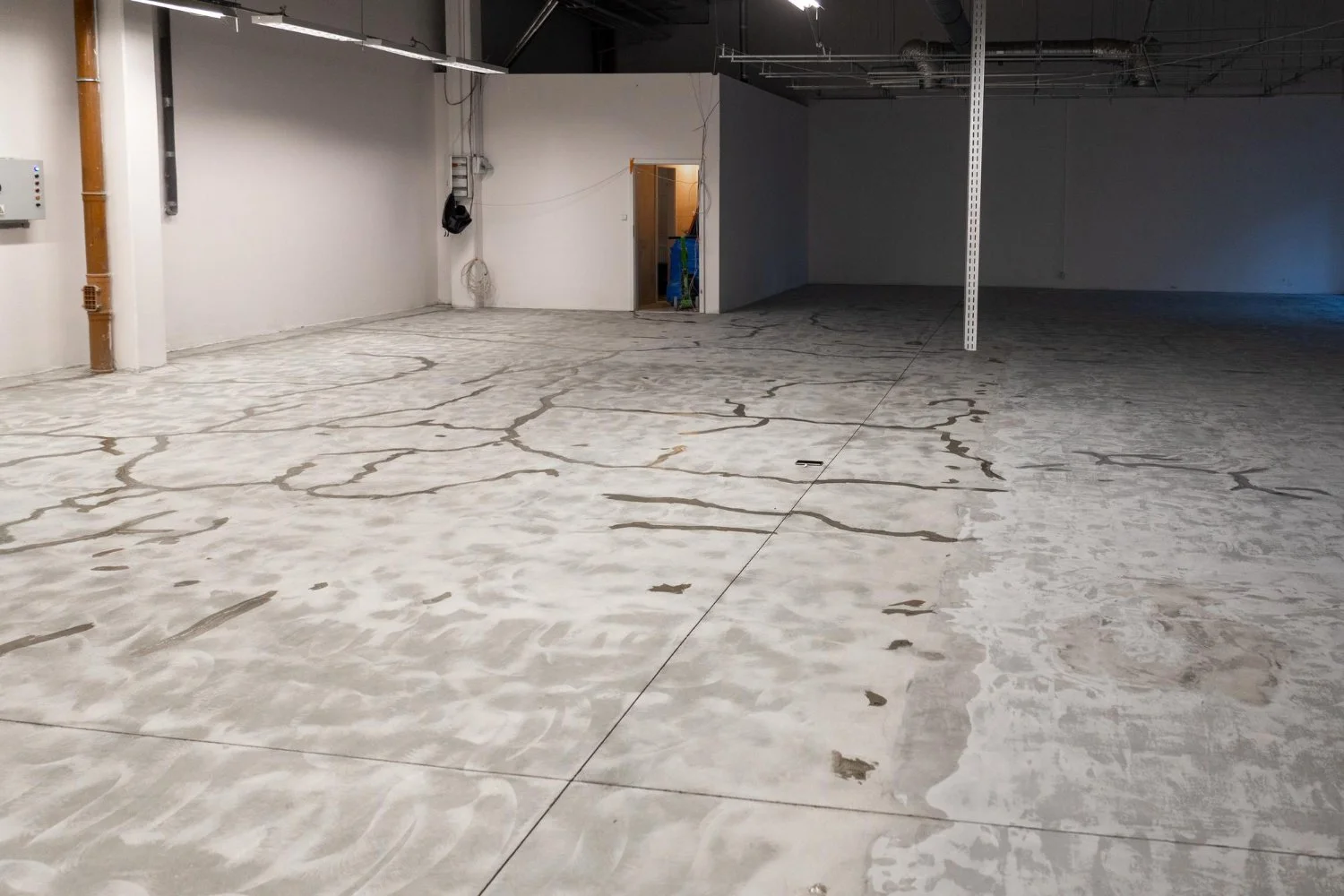 Cracks on Floor? Read About the Causes &amp; Need for Repair