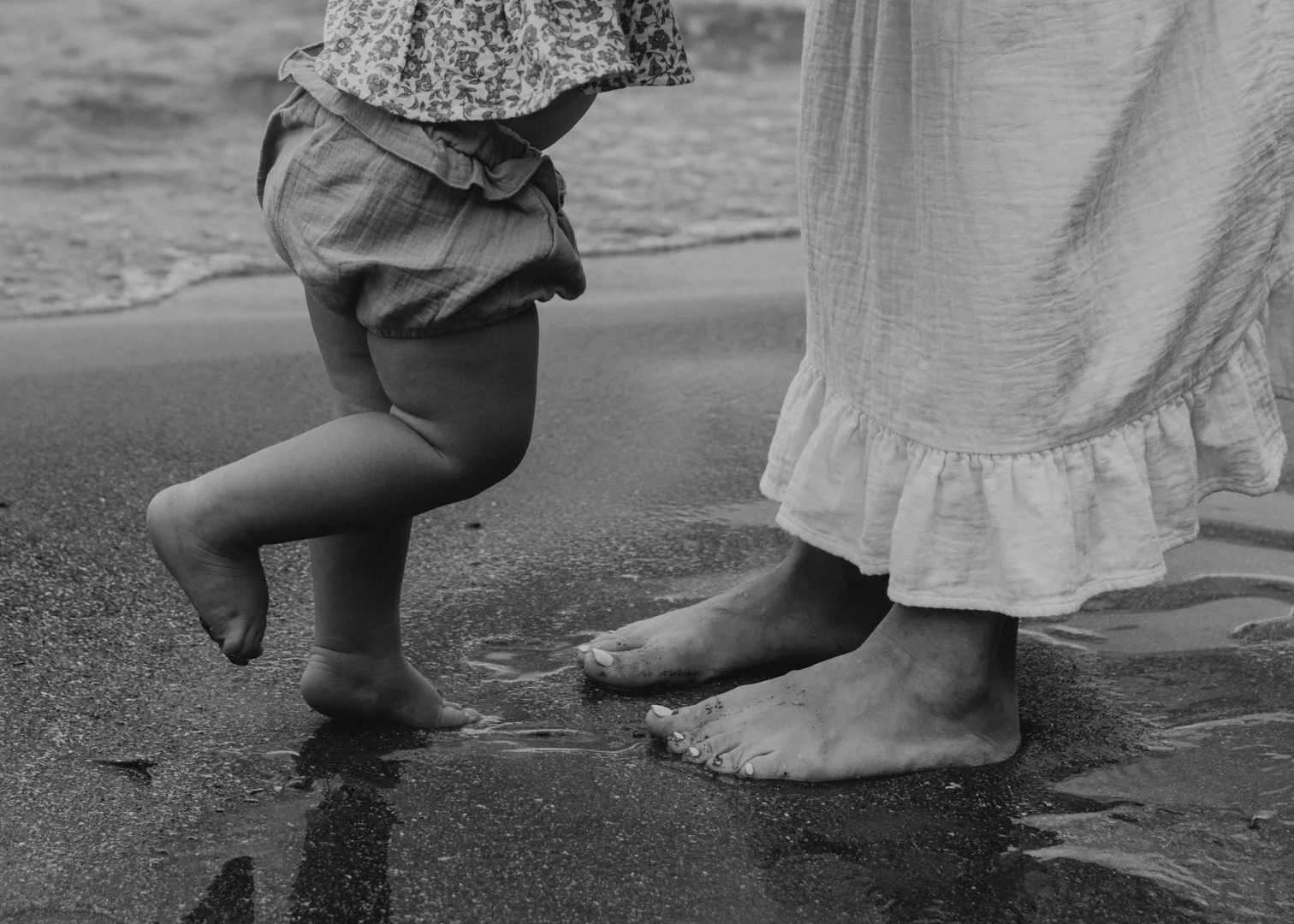 ashLEYstanLEYphotography_TheRomans_BeachFamilySession-7_websize.jpg