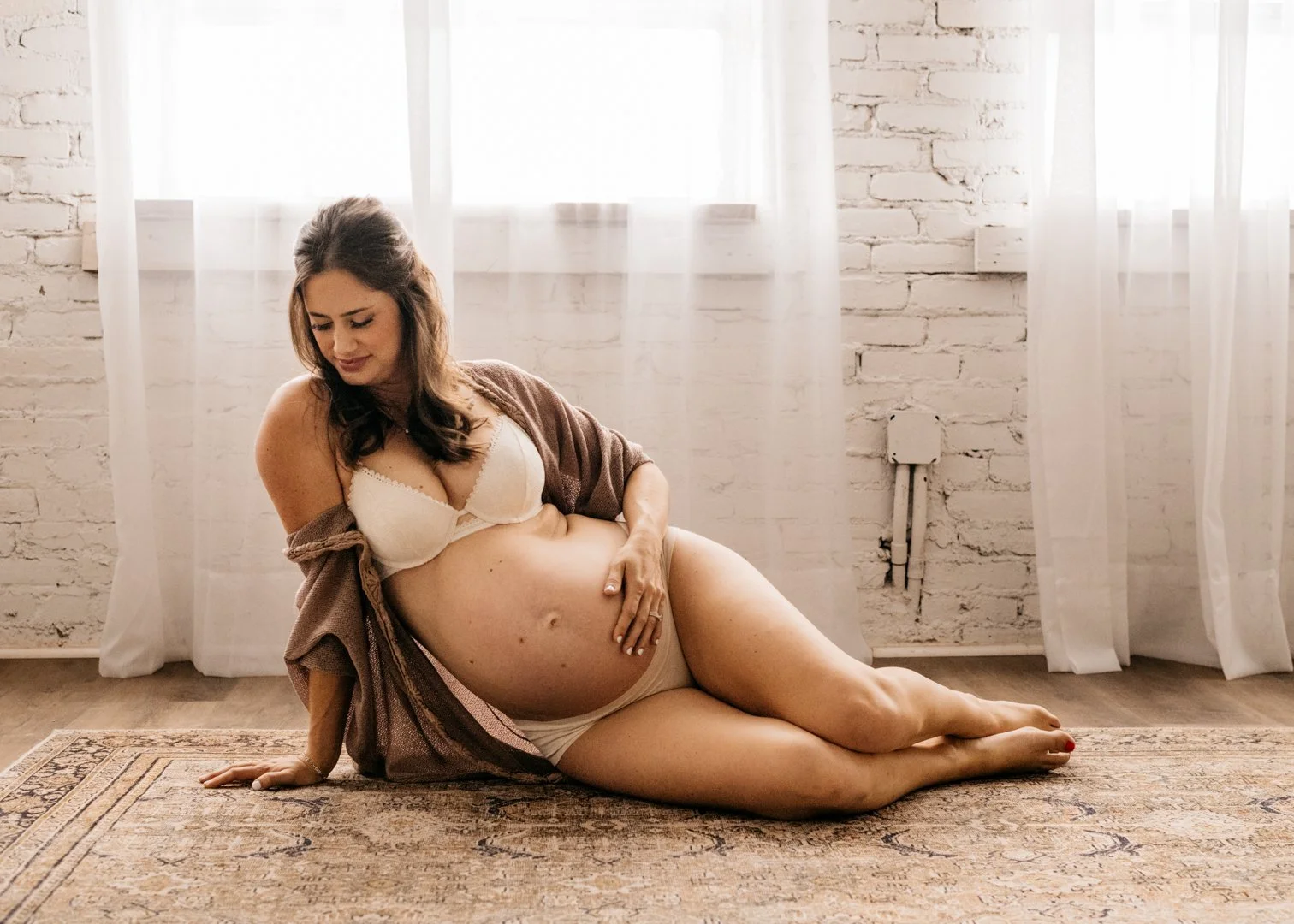 ashLEYstanLEYphotography_Sara_SixthCityStudio_Maternity-60.jpg