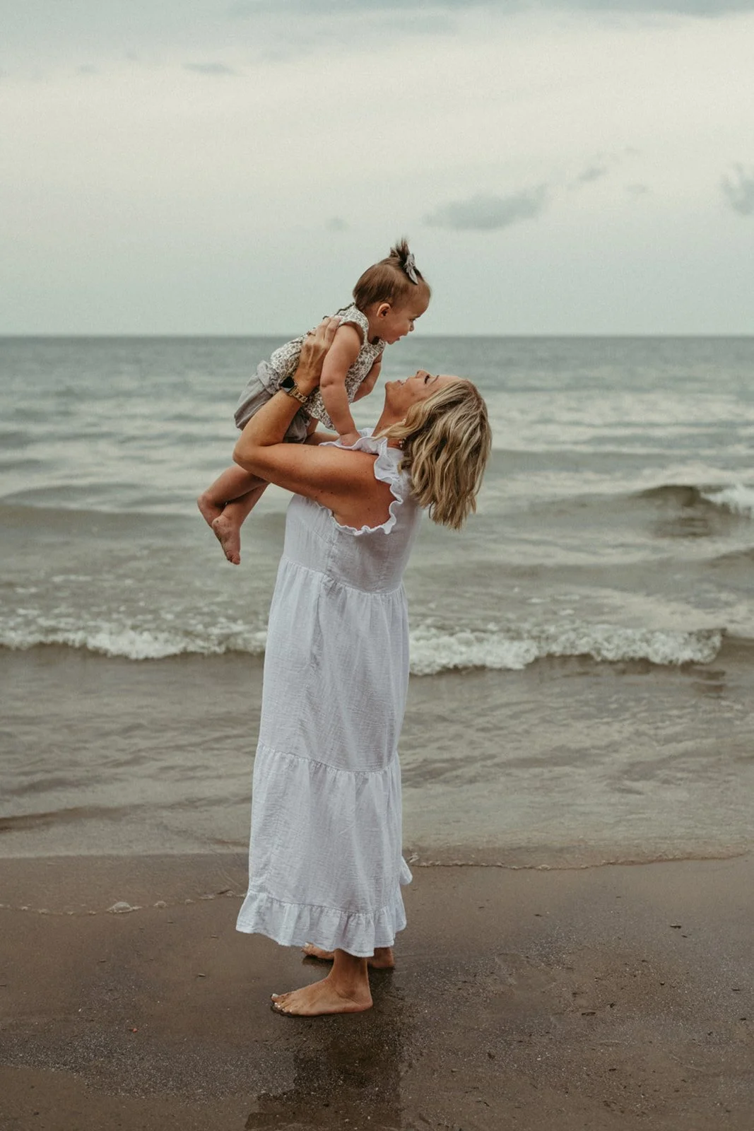 ashLEYstanLEYphotography_TheRomans_BeachFamilySession-15.jpg