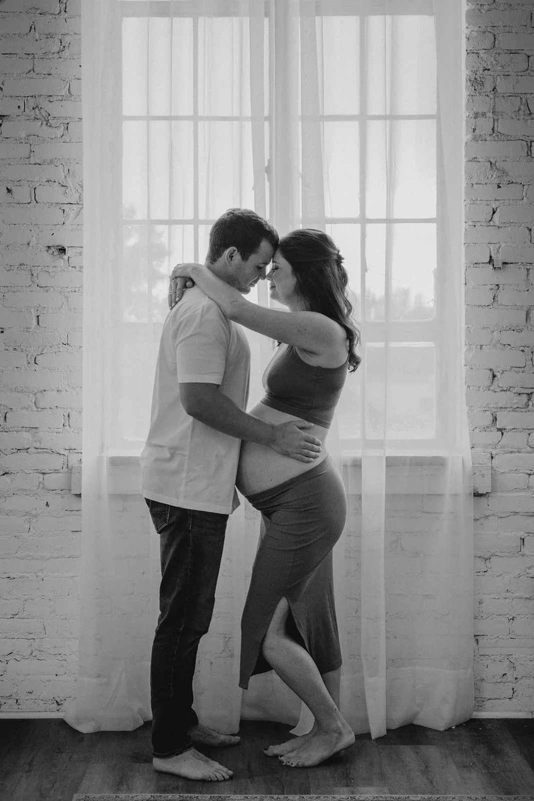 ashLEYstanLEYphotography_Sara+James_SixthCityStudio_Maternity-10.jpg