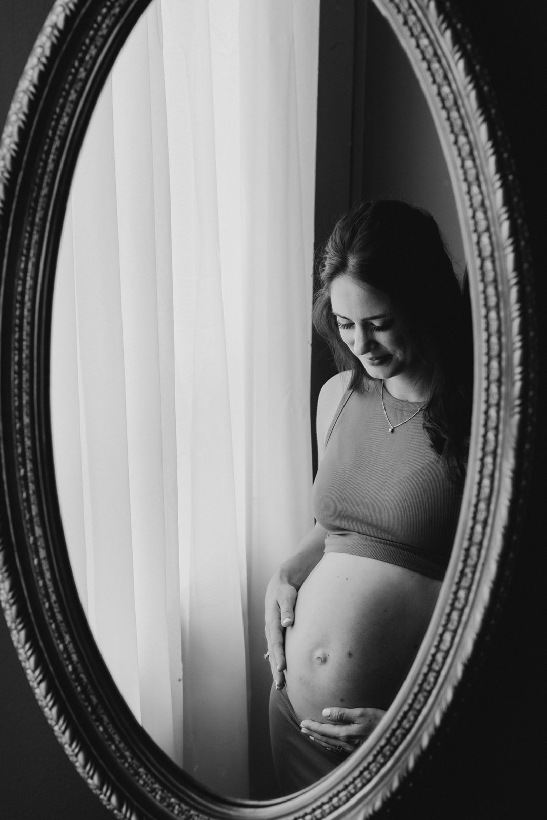 ashLEYstanLEYphotography_Sara_SixthCityStudio_Maternity-33_websize.jpg