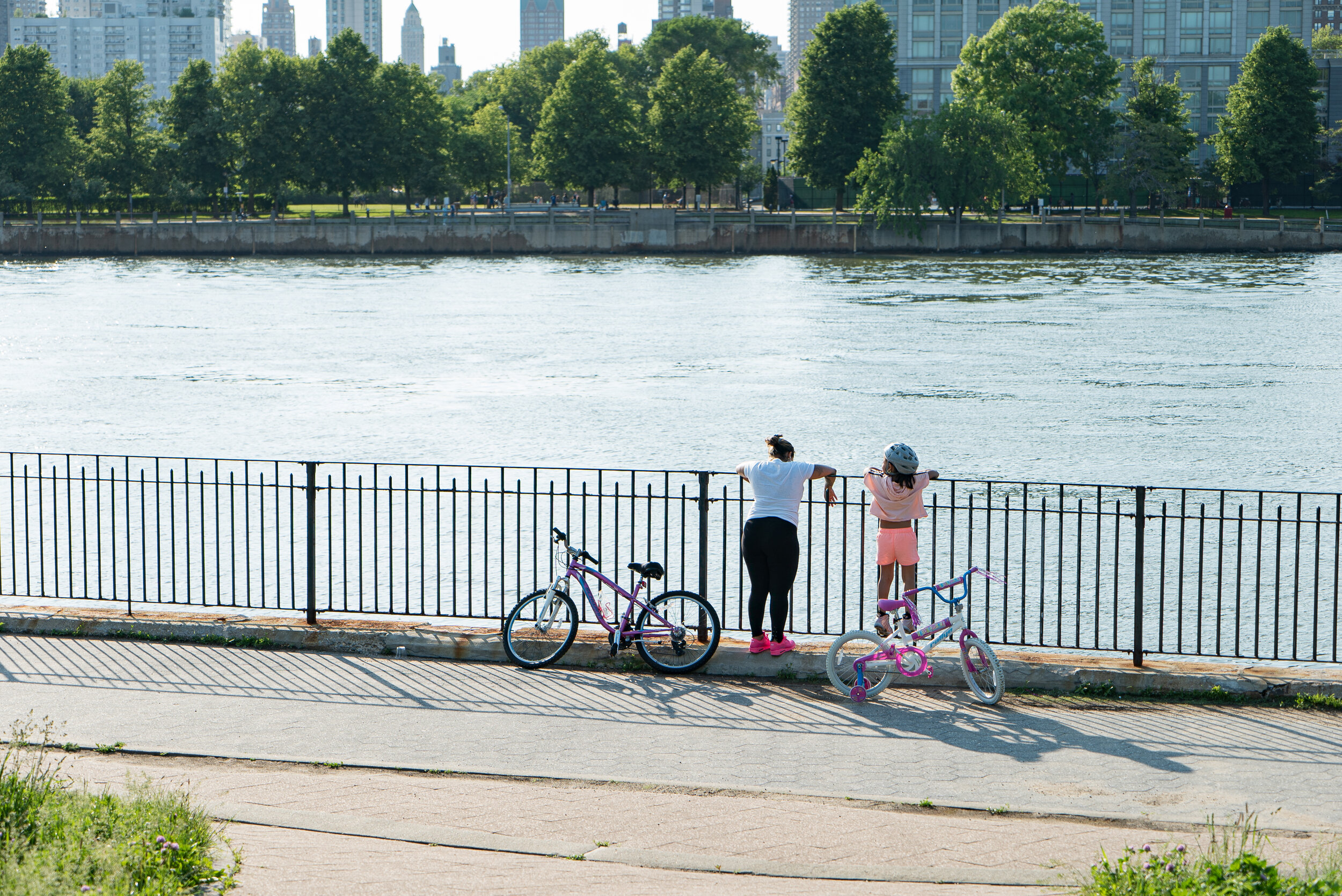 Mother and daughter watching the East River in Rainey Park, Astoria | 2018