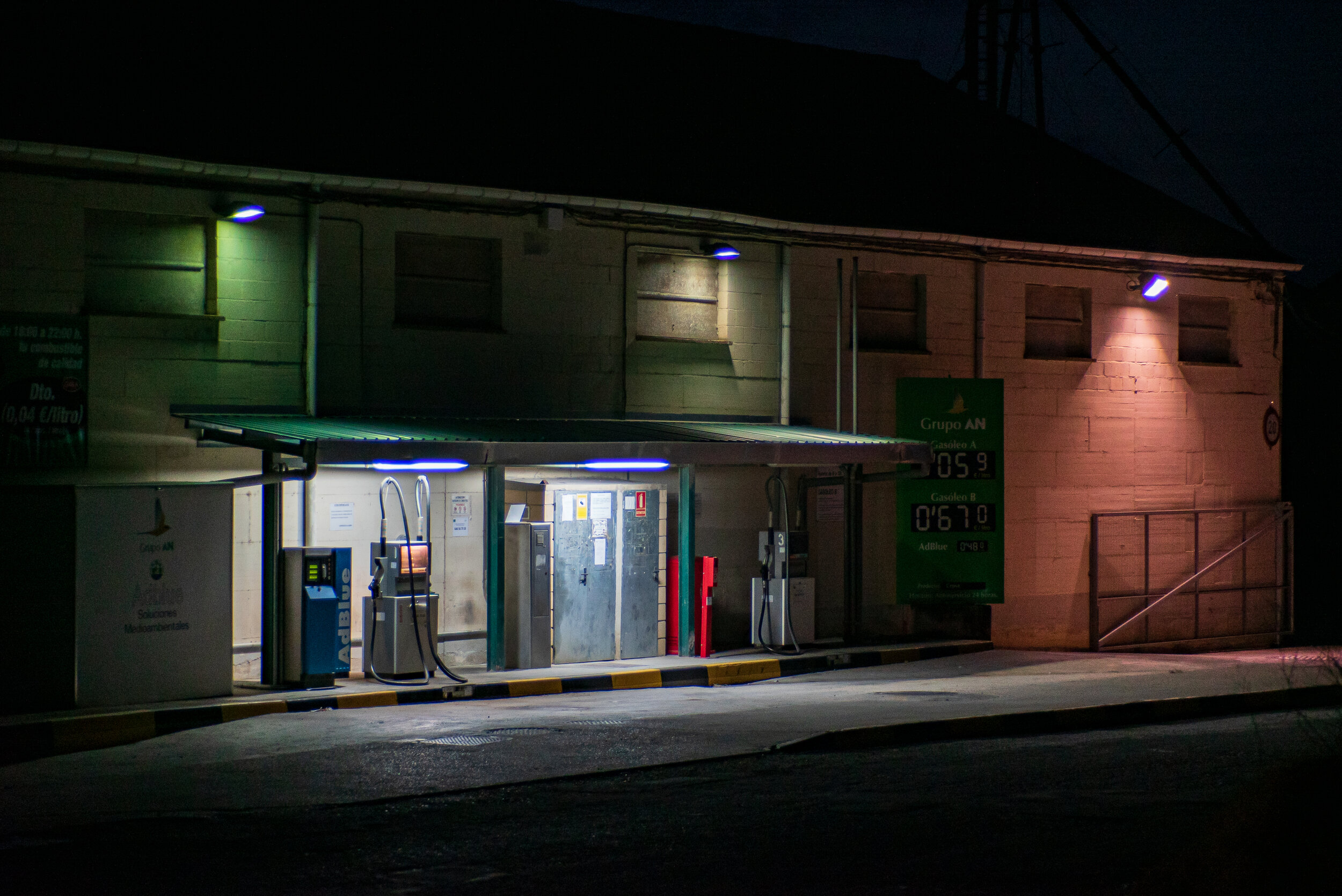 Late-night gas station in Tafalla, Spain | 2017