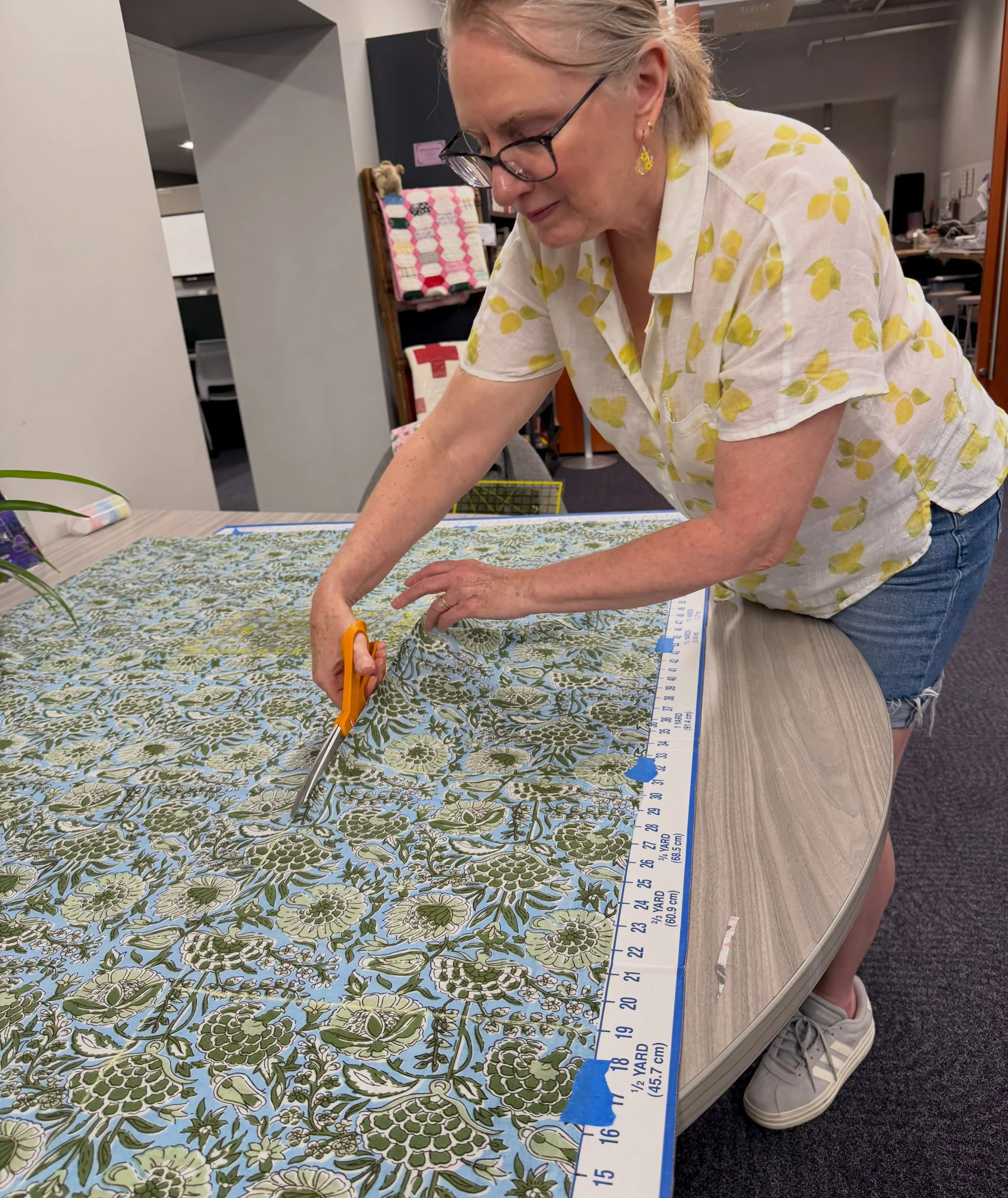 snipsnipsnip ✂️ Cutting straight is hard!! Making the Aromabundles challenged me to learn more about sewing and the various needs of voile. The joy of working with the beautiful colors of this Indian handblocked cotton made the backache worth it 😅

