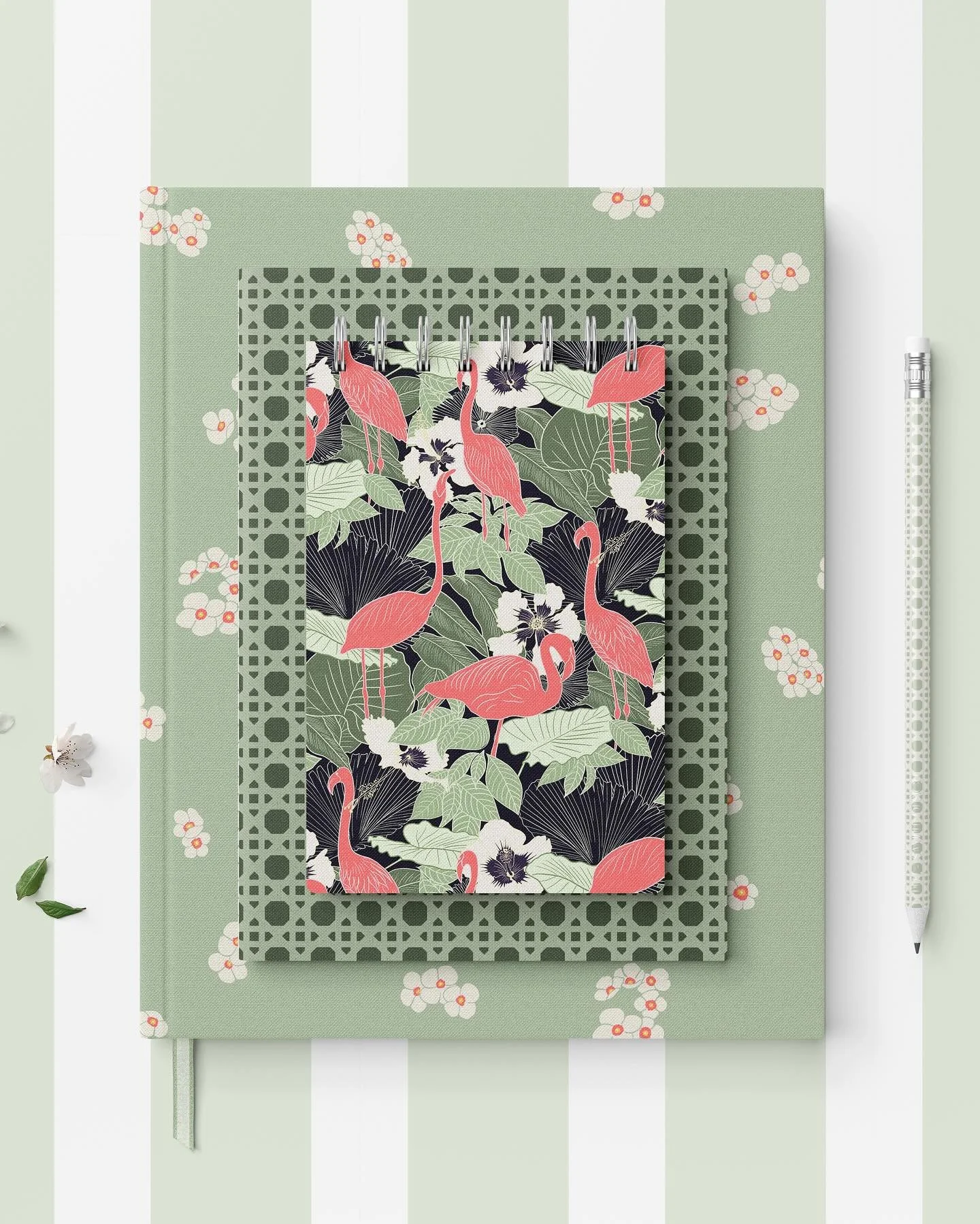 A few more favorites from my tropical collection 🌿🦩 Love seeing how these patterns look on everyday products! 
.
.
.

#surfacepattern #patterncollectio#surfacedesign #stationerylove #stationeryaddict #stationerydesign
#flamingopattern #tropicalpatt
