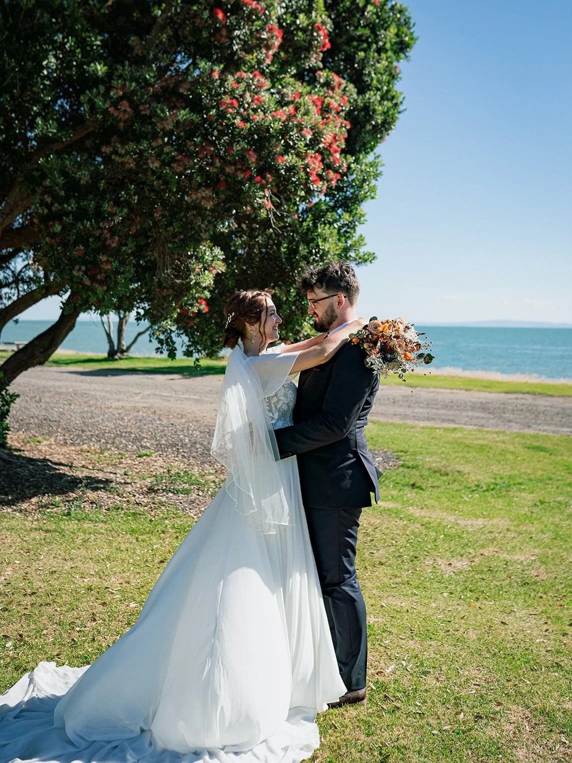 Happy anniversary L&amp;B! 

Can&rsquo;t believe it&rsquo;s already been a year since this beautiful wedding ☀️💍 

#aucklandweddingphotographer #aucklandwedding #aucklandelopement #kiwisummerwedding #nzsummer #christianwedding #coromandelweddingphot