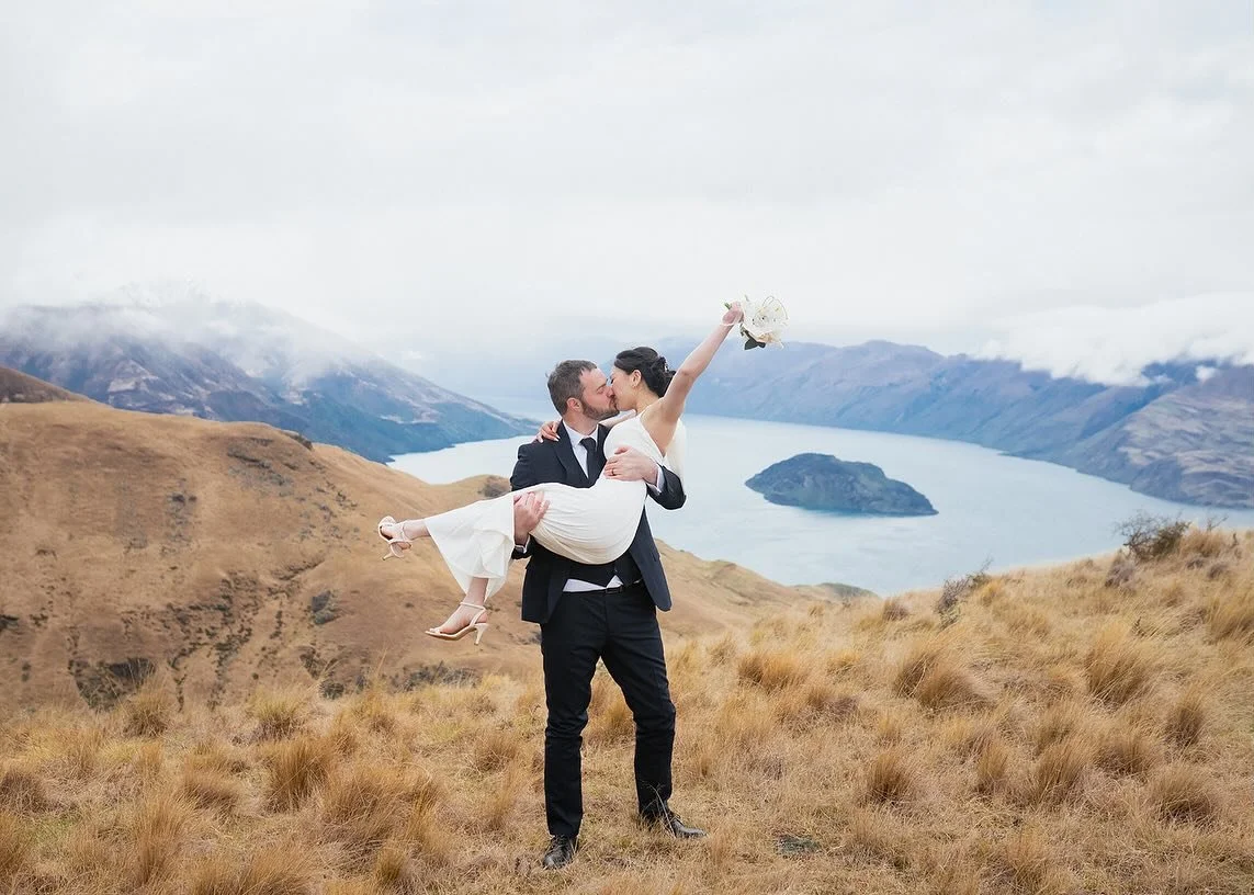 love, mountains &amp; moody skies ☁️🩶🫶🏼

S &amp; Js original dream locations got canceled due to bad weather so we had to come up with another plan. Luckily @aspiringheli  took us to a different spot instead and what can I say: It didn&rsquo;t dis