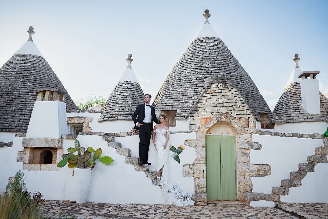 trulli houses and summer evenings ☀️

Weddingplanner @aislingweddings
Couple @mrandmrshiegl
HMUA @leonardo.gallista
Dress @dein.liebesglueck
Suit @dein.liebesglueck
Rings @goldzeit
Jewelry @miaundmartha_schmuck 
Bouquet @angelofanizzifloraldesigner 
