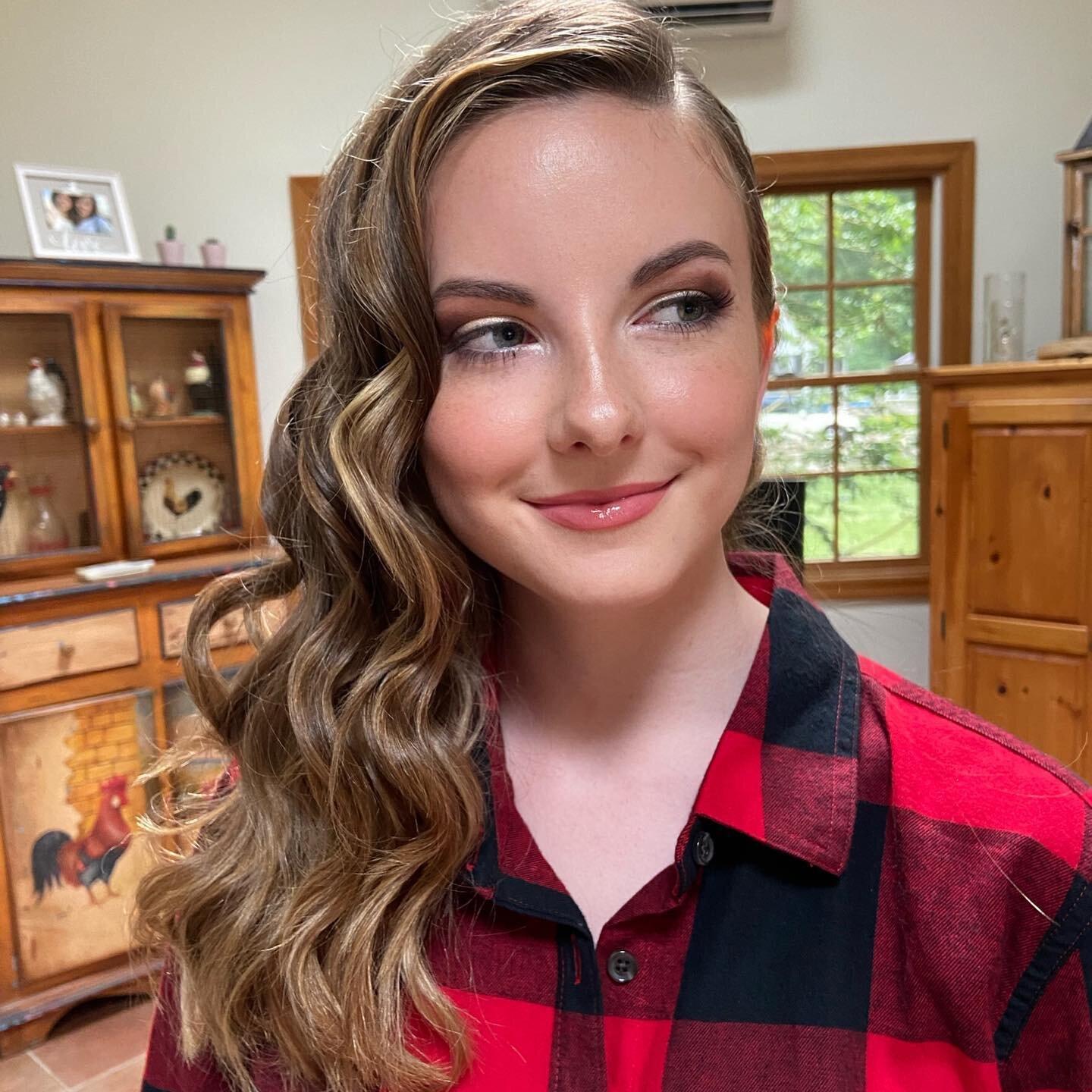 Getting to watch clients grow up over the years is the best 🥰 
.
.
.
.
.
.
.
#ctmakeupartist #ctmua #connecticut #ctbride #bride #bridalmakeup #makeup #ctmakeup #makeupartist #mua #glam #beauty #wedding #weddingmakeup #photoshoot #makeuptutorial #ma