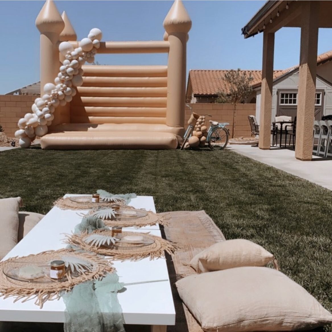 This baby shower deserved a permanent spot on our feed. 😍

Planner: @taylershaules 
Balloons/backdrop: @customcreations____ 
Bouncer: @inflatehighdesert