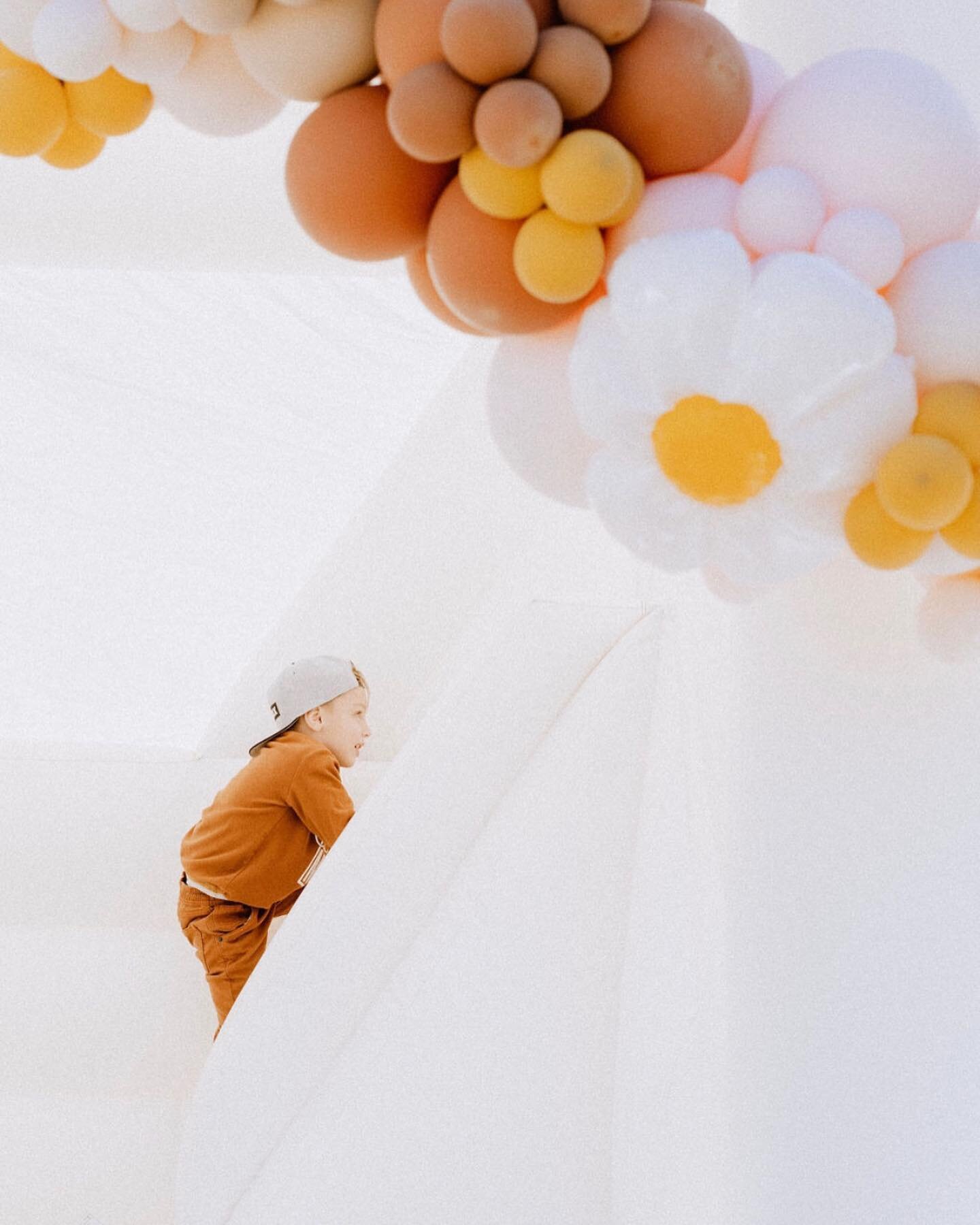 Major boho vibes ✌🏼

Photography @bohobabesphotography 
Rentals @rentbohobabes 
Balloons @gaxiolaeventsandrentals 
Florals @moonjuneflowers 
Cookies @poppyflourbakeshoppe 
Cake @cakesbymelodysd 
Signage @detailsbybohobabes 
Design and gift boxes @ly