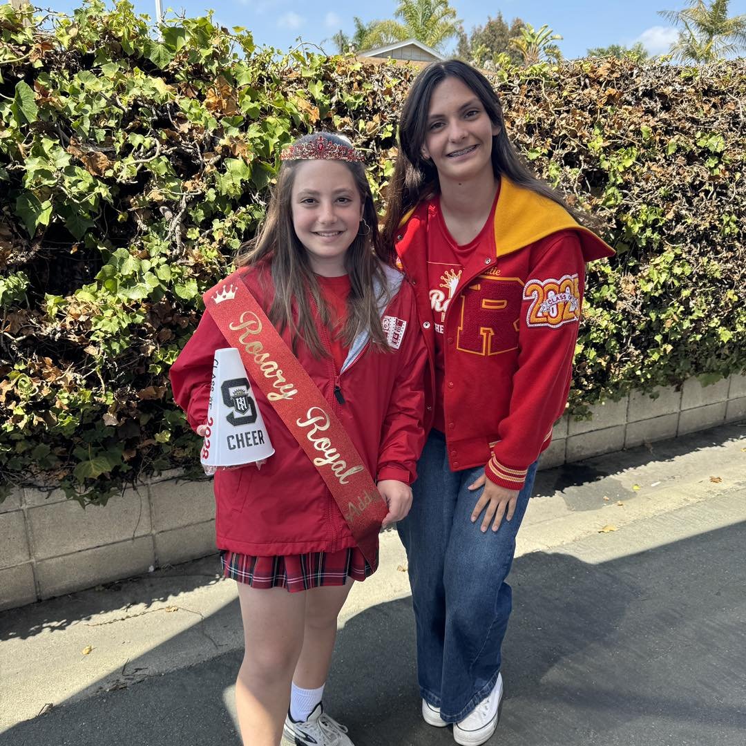 When an alumna comes back to SBS to surprise an 8th grader that she has made the Rosary cheer squad&hellip;now that is the Royal treatment! Thank you @rosaryroyals  for the thoughtful gesture. 📣❤️🤍😇 #SBSSaints #itsagreatdaytobeasaint #OnceASaintAl