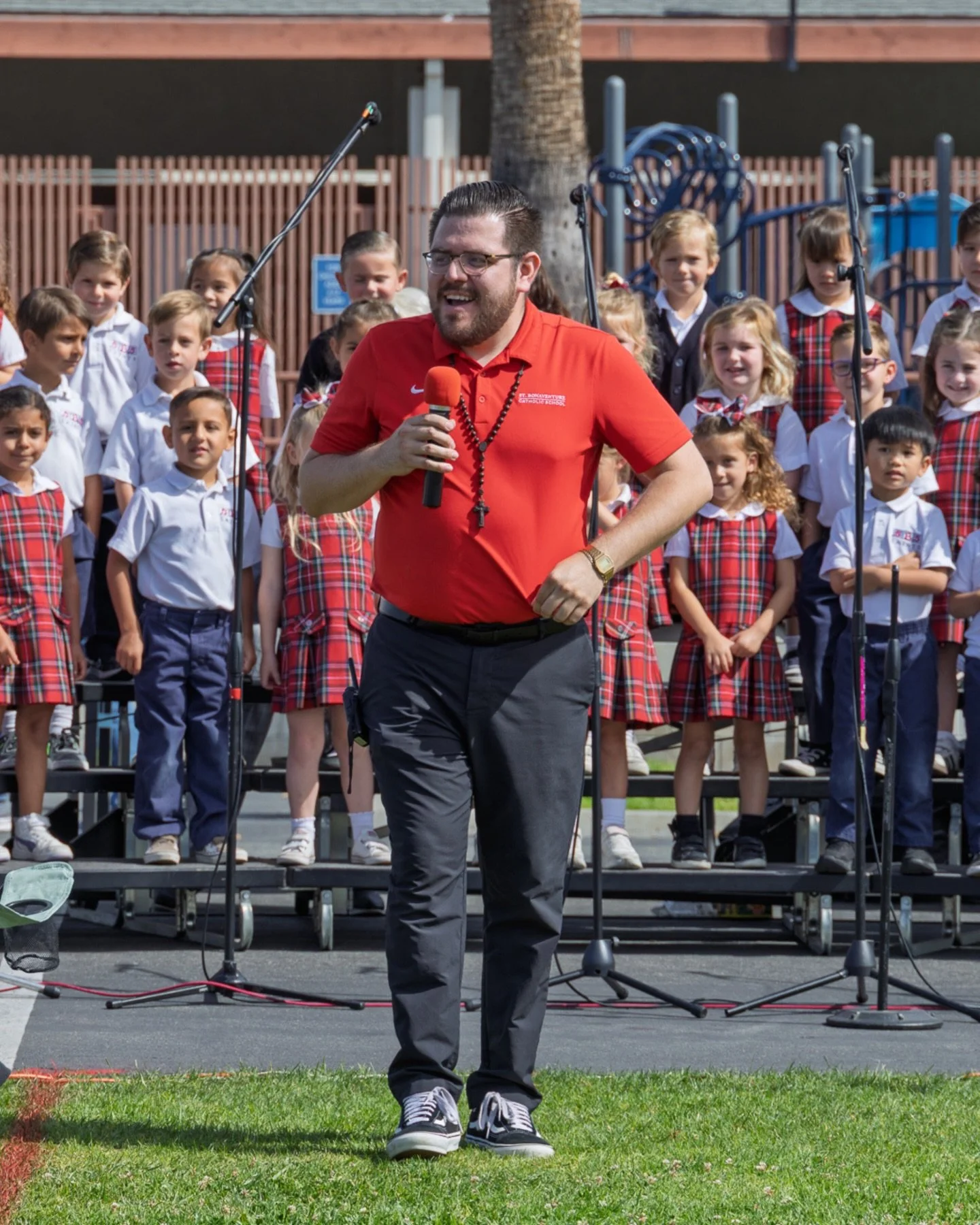 What a joyful day on campus! Our TK&ndash;8th grade students filled the field with music during our Spring Concert, bringing our entire SBS community together to enjoy their incredible performances. 🎶🌸 From singing to playing the ukulele, guitar, k