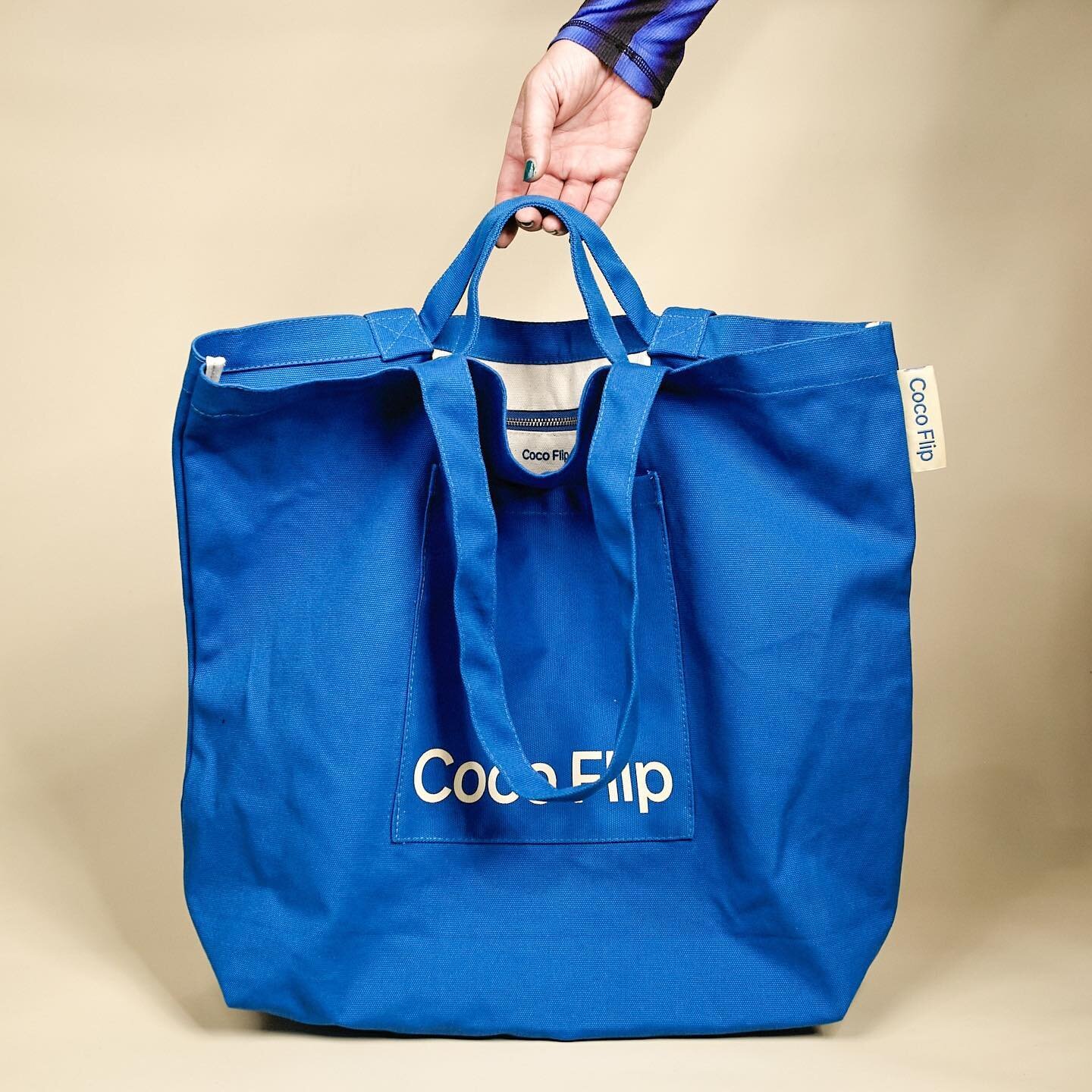 We are obsessed with this cobalt tote bags for @cocoflip, a furniture and lighting design duo based in Melbourne. ⁠
The oversized tote features both shoulder straps and short handles, a contrast coloured internal zipper pocket (so you don't lose your