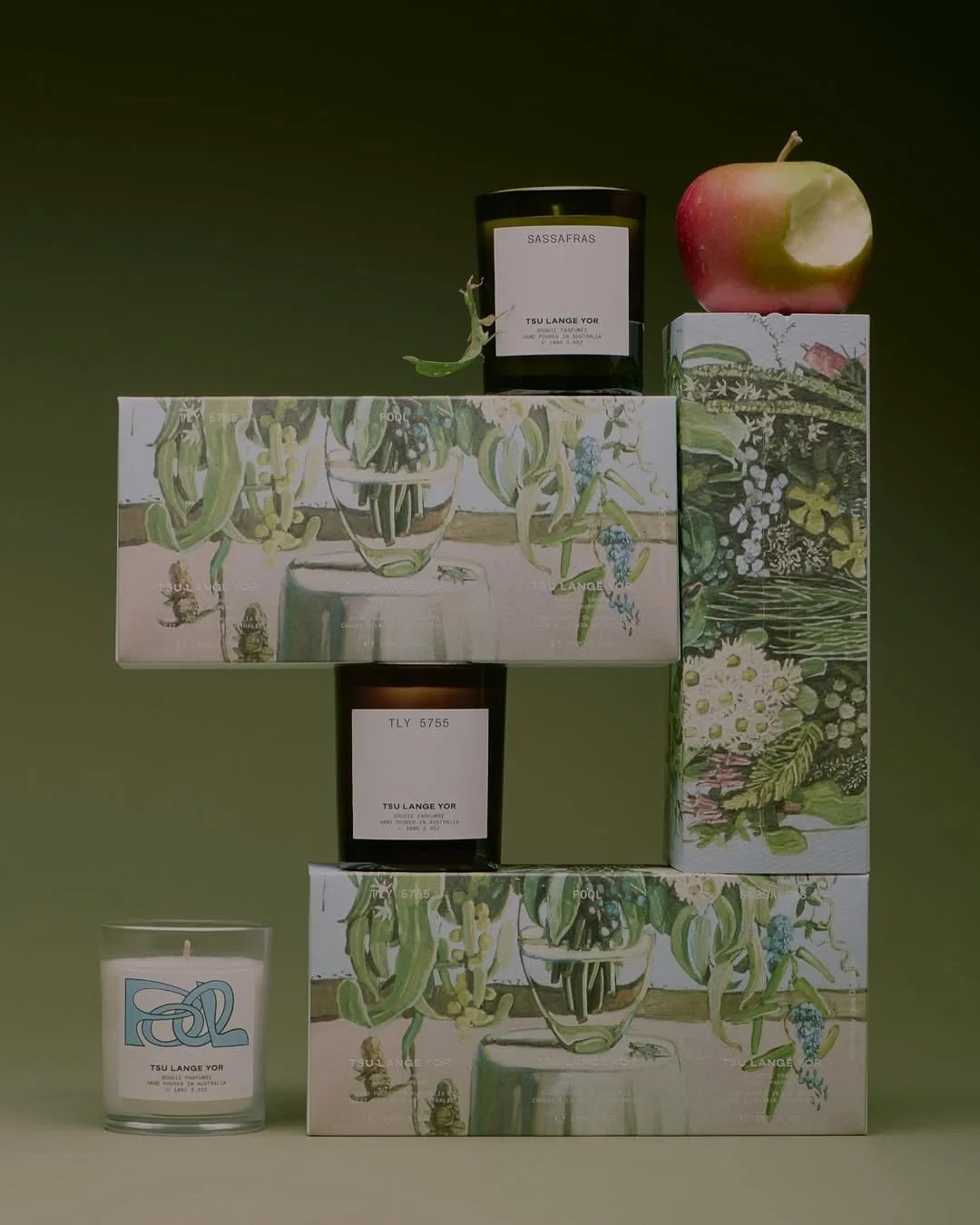 @tsulangeyor Candle gift set, offering three scented candles in both 100g and 210g sets.⁠
⁠
The self folding box is crafted from Freelife Vellum 320g paper in white, featuring printed artwork from Jane Guthleben.⁠
The box uses an alligator tear strip