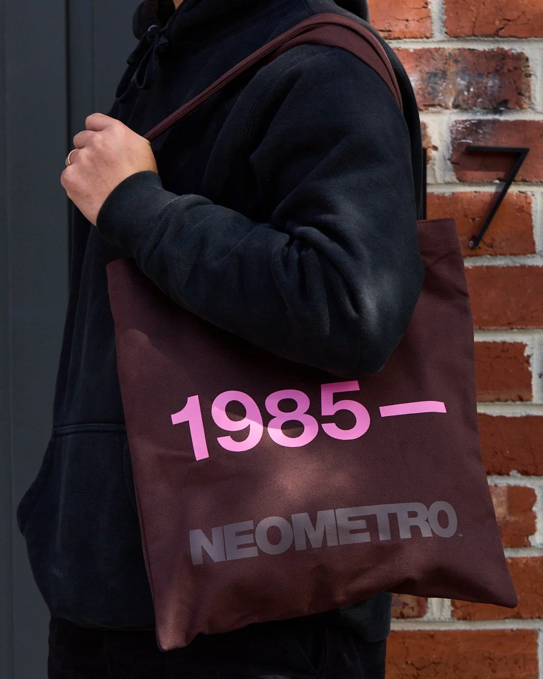 An updated colourway for @openjournal_neometro totes. Using our @bycontain Daily Tote bag shape, Neo Metro have opted for a custom brown colour and contrast pink print. This colour combo is 👌🏽⁠
⁠
Designed by @openjournal_neometro⁠
Produced by us⁠
⁠