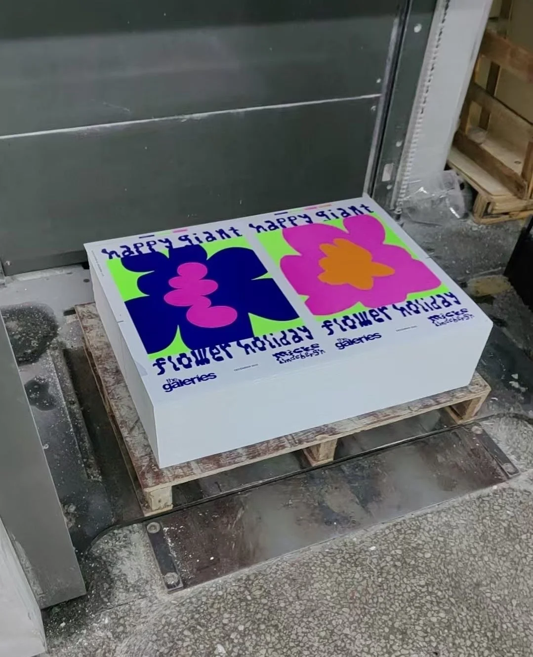 Off the press and straight to @thegaleries for @micke_lindebergh&rsquo;s Happy Giant Flower Holiday sculptures now on display in Sydney.⁠
⁠
Shoppers can spend at participating retailers to receive a limited Micke Lindebergh print, packaged in a custo