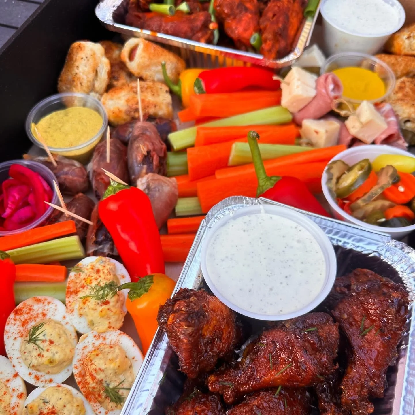 S U P E R B O W L 🏈 we&rsquo;re pretty stoked on these tailgate boxes! They&rsquo;ve got all your favorite finger foods, all made from scratch with love. Pick one up on your way to the party or pick one up and make your own party. For preorder only 