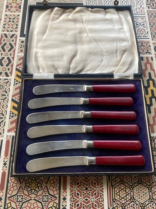 Set6RedButterKnives1.jpg