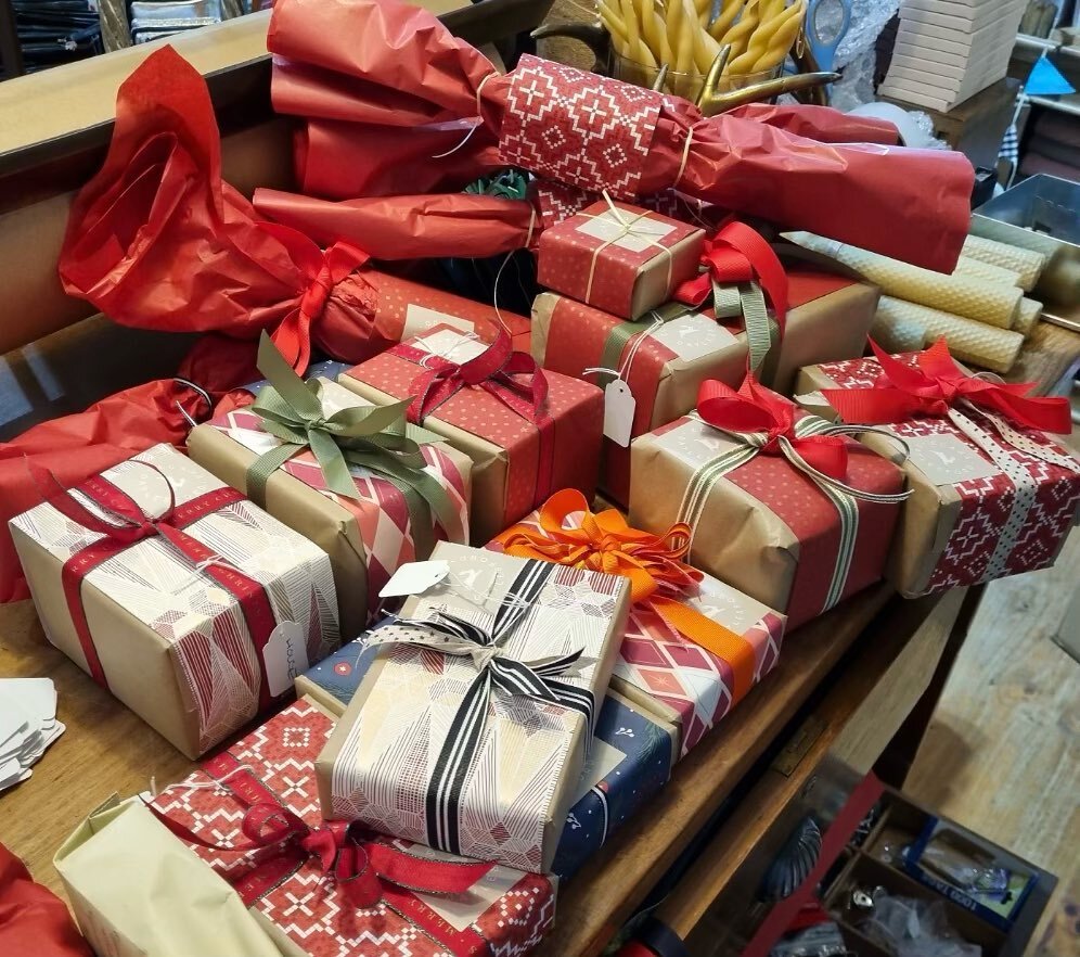 Yes we do offer Xmas gift wrapping!
One of our happy customers&rsquo; bundles from yesterday 🎄🎄
~~~~~~~~~~~~~~~~
#xmasgifting #allwrappedup #xmas @ecasadaylesford