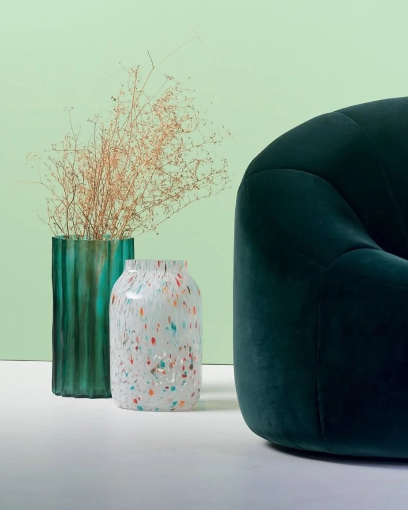 Soft forms, vibrant hues.​

Pierre Paulin&rsquo;s Pumpkin armchair, upholstered in Harald Bouteille fabric, anchors a setting where the Fila multicolored and Ribbed green vases bloom.​

A vivid, enveloping ensemble that turns the home into a garden, 