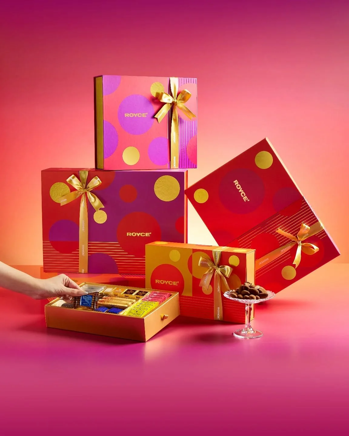Make this festive season memorable with the finest from our gift collection. From strikingly designed boxes to exquisite chocolate, every detail comes together to create the perfect gift for family, friends, and colleagues.
[ROYCE’ Chocolate,