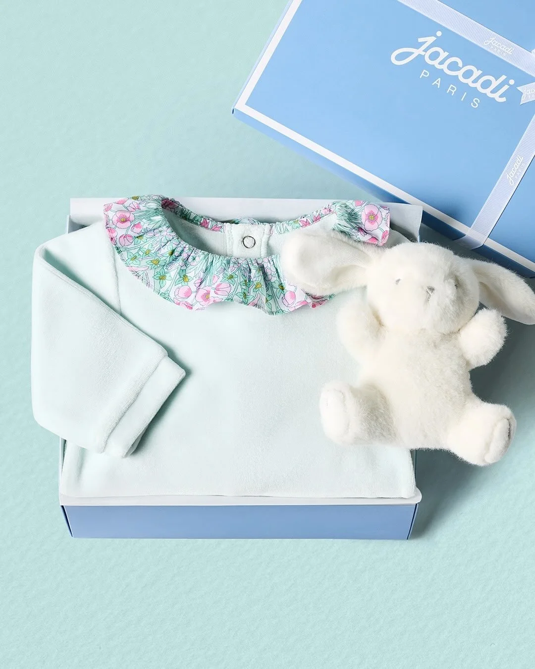 Their first Diwali is a moment to cherish- and the perfect gift makes it unforgettable. ✨🎁 Discover Jacadi baby gifts, filled with soft essentials and
delicate details, wrapped in timeless French charm. With complimentary gift wrapping and pan-Indi