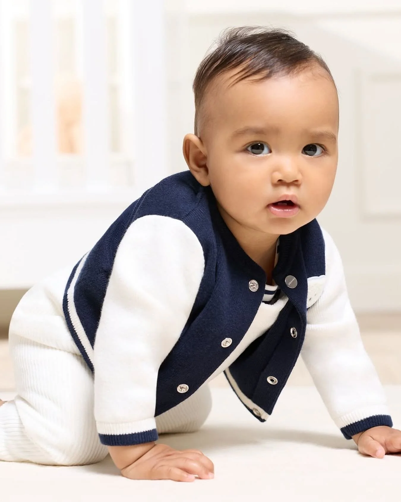 Wrapped in soft knit and touched with playful details like contrasting sleeves and a teddy bear badge, this baby boy cardigan tells a story of cozy autumn days, making every moment feel warm and full of possibility.
Available in stores and online-l