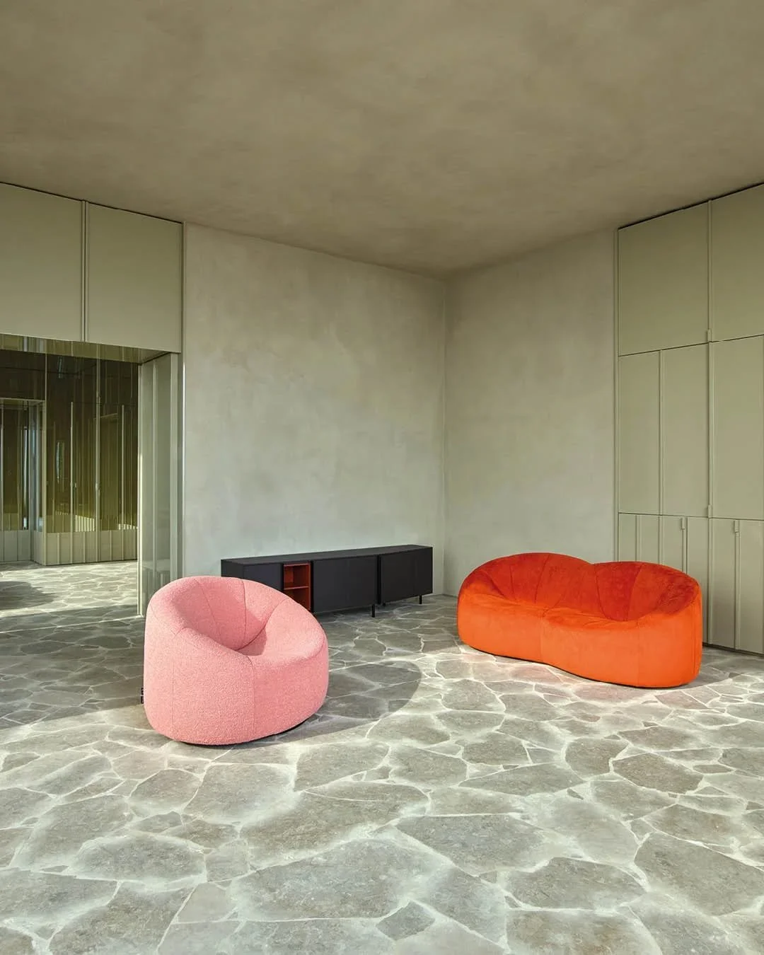 Urban Nature
Between city lines and quiet corners, Pierre Paulin&rsquo;s Pumpkin transforms space into a sanctuary. Its sculptural curves and vibrant hues invite pause, turning everyday moments into intimate escapes.

#LigneRoset #Sofa #LivingRoom