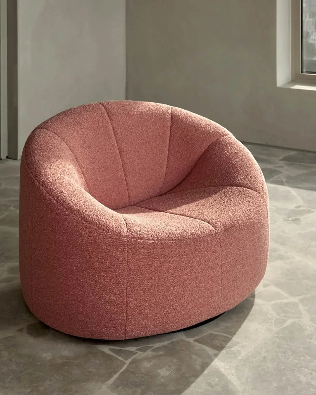 Urban Nature​
​Between concrete and light, the Pumpkin armchair by Pierre Paulin becomes a cocoon of softness &mdash; an oasis of calm rising within the city. Its enveloping form offers a refuge, where comfort meets modern sculpture.​

#LigneRoset #L