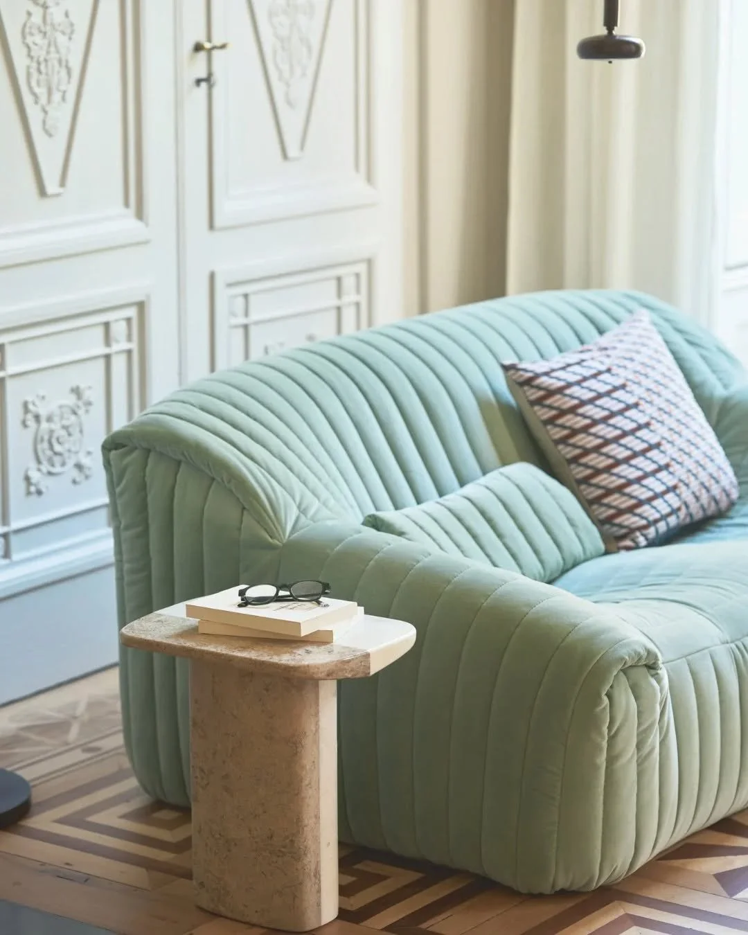 New At Ligne Roset India
The re-edited Sandra is designed around the body, not just for it. Entirely made of foam with varying densities, it molds naturally to every curve, offering complete, effortless relaxation. Its integrated lumbar cushion isn't