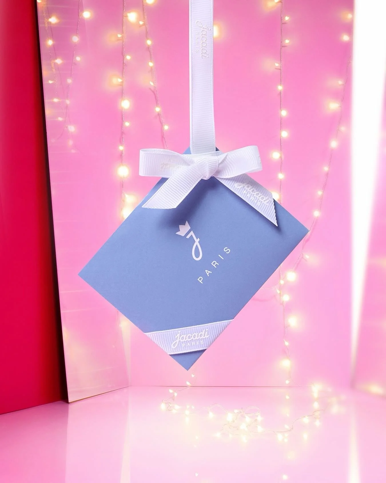 Santa&rsquo;s sleigh sparkles with festive Jacadi magic 🎄✨​
This season, Jacadi gift cards are the perfect little treasure for stockings - a thoughtful way to give the gift of choice for their own holiday delights.​
Available at our boutiques or onl