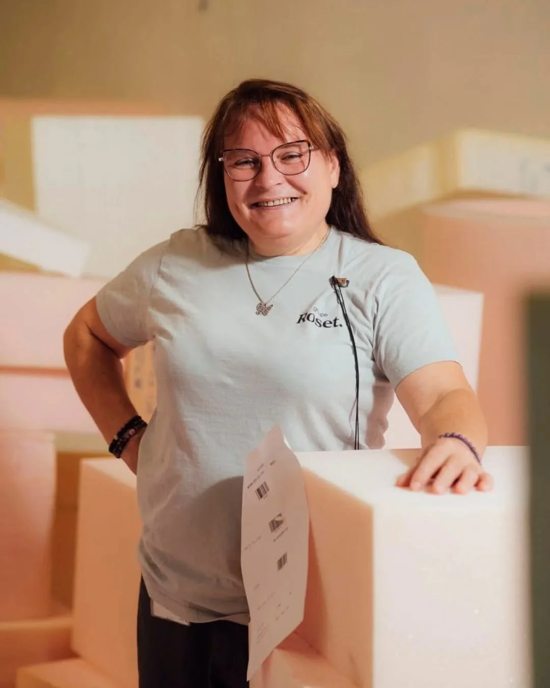 Meet the hands behind the comfort ✂️

For nearly twenty-five years, Nathalie Salguet has been working in our foam-cutting shop in Briord, transforming massive raw blocks into the intricate components of our collection.

Whether she is working on the 