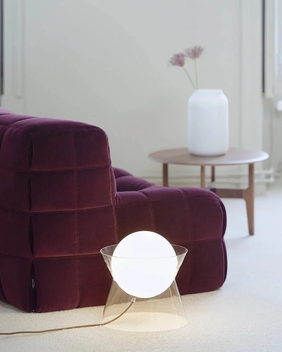 A universe, an atmosphere.
The Kashima sofa in Laco wine-colored 
fabric, is accompanied by the From the Moon lamp to create a warm and enveloping atmosphere, designed to accompany everyday living. 
 
Pieces that complement each other, designed to la
