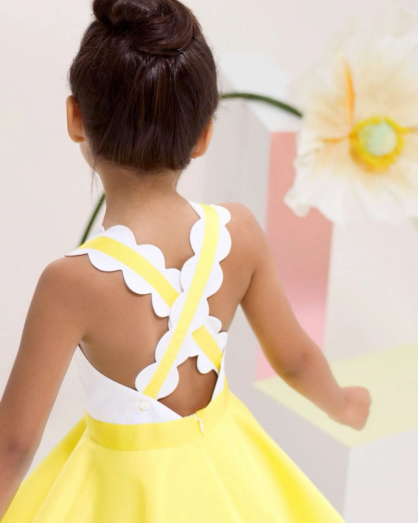 Defined by detail.​
Scalloped edging delicately frames the crossed straps,
enhancing this two-tone satin dress with subtle dimension &mdash; a quiet expression of refinement. ​

Explore the new ceremony collection in stores and online.

#JacadiParis 