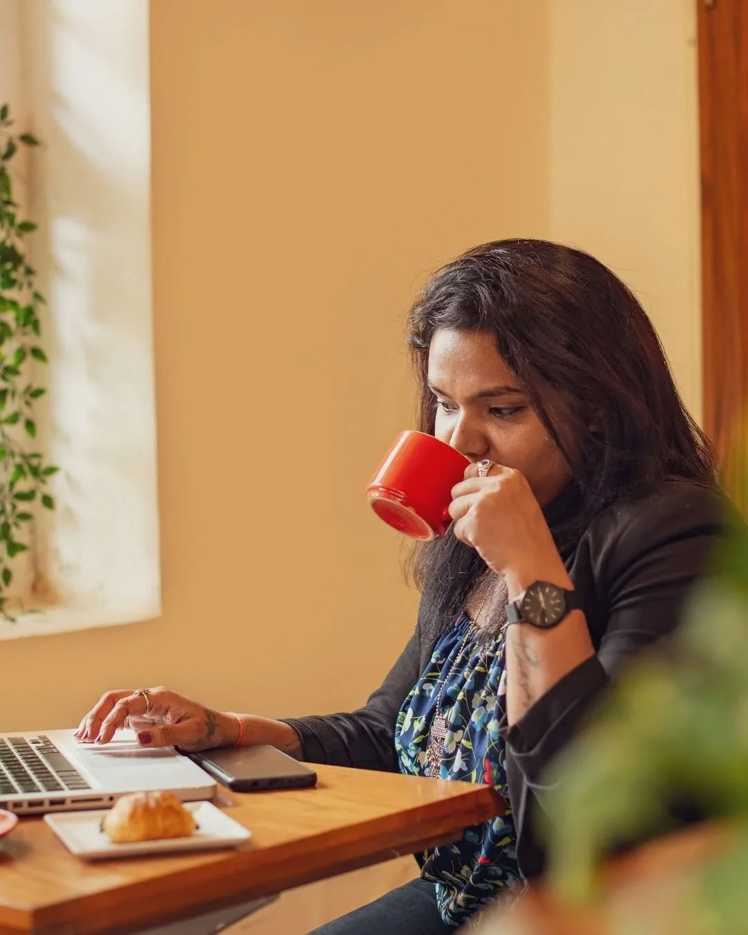 Find your little corner of calm at Provenance caf&eacute; ☕✨
Whether you&rsquo;re catching up on work, diving into a good book, or simply letting your thoughts wander, our artisanal coffees and cozy atmosphere make every visit a moment to savor. Sip 