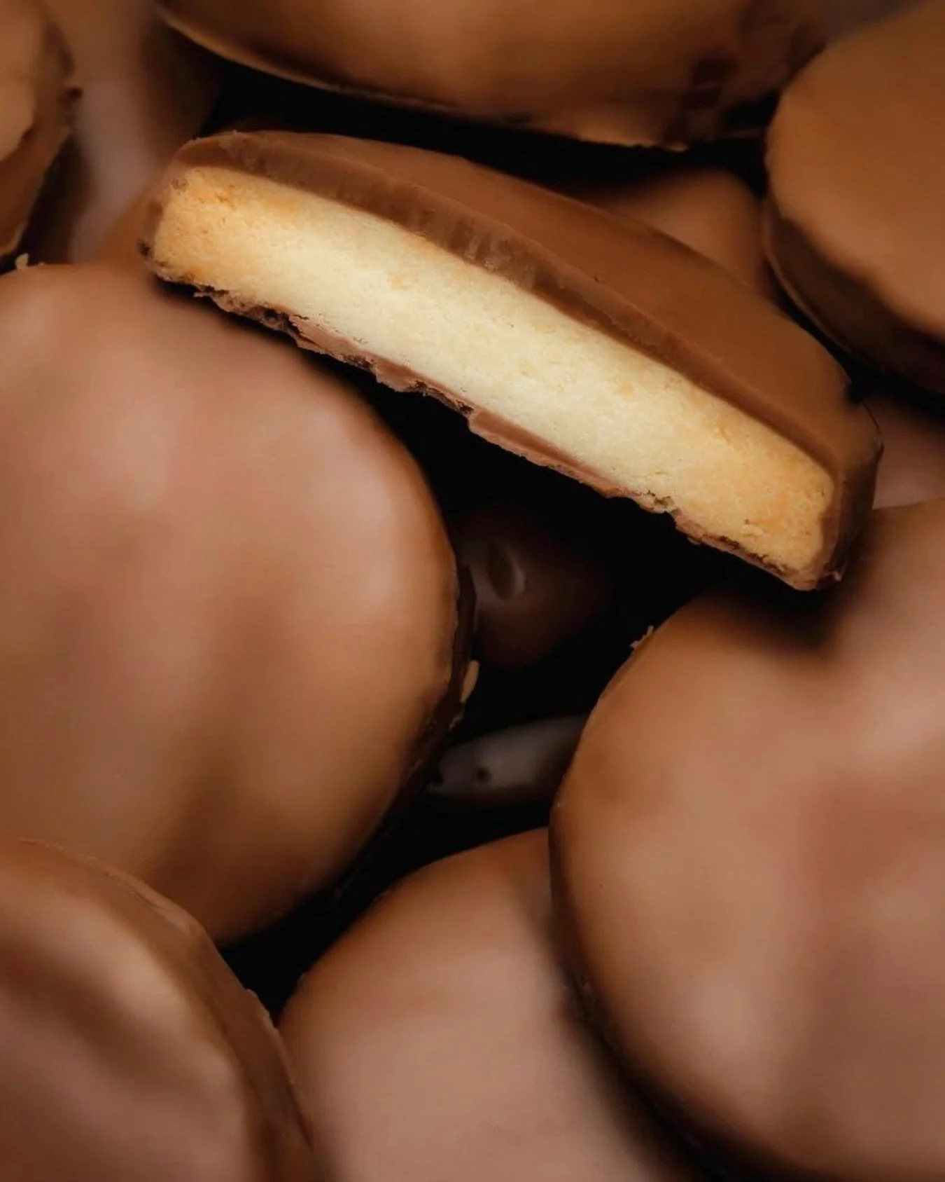 Buttery shortbread, coated in smooth milk
chocolate 🍫​

Delicate and perfectly balanced, this classic
pairing is made for slow, sweet moments and
second helpings.​

Available at Provenance, in stores and online.​