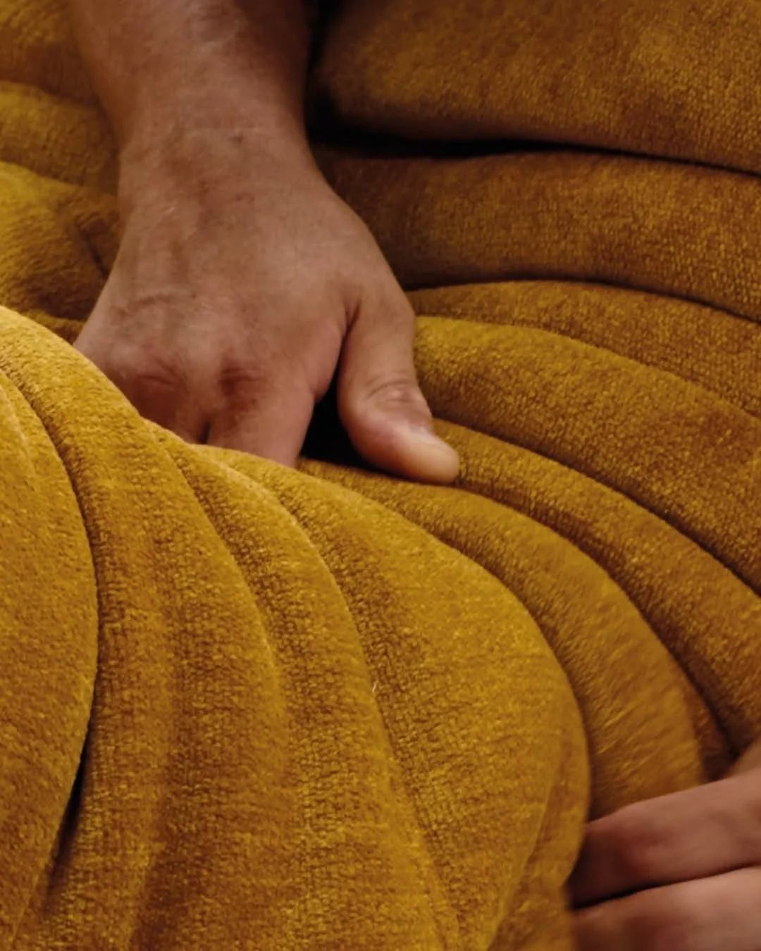 One gesture, then another. ​

In the quiet of the atelier, hands shape, adjust, assemble. ​

Togo comes to life through each movement &mdash; precise stitching, foam cutting, upholstery work. ​

A mastered savoir-faire, passed down and crafted in Fra