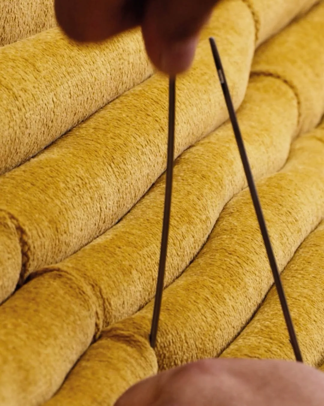 To craft, refine, and pass on.​

​In our ateliers, Togo is built by hand,​ step by step.​

​Foam is sculpted, fabric is stretched​ stitching defines its distinctive lines.​

​A dialogue between material and​ gesture, revealing the full richness of Fr
