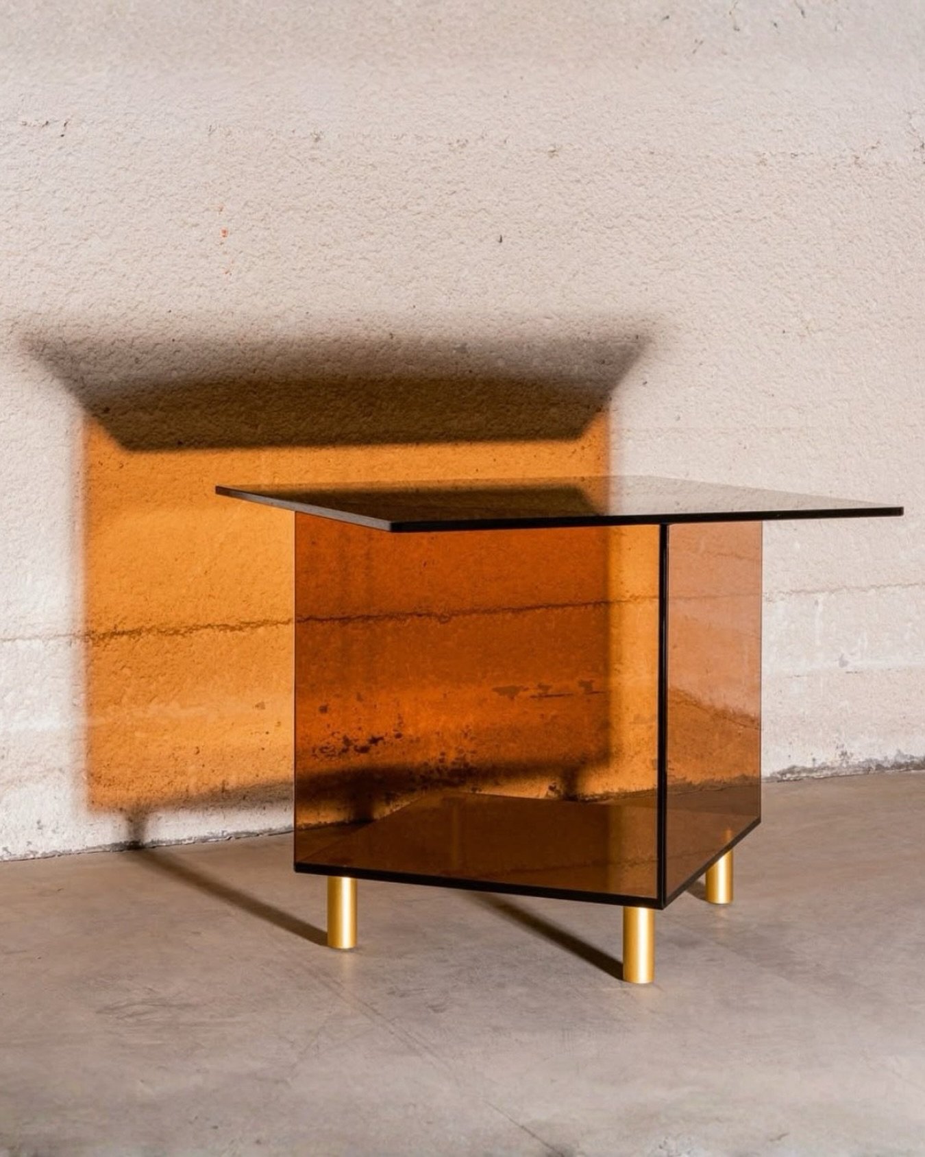 Albers coffee tables by @marieaurorestikermetral 

This is a work on geometry, proportions and modularity.​

By assembling 2 or 4 modules, we obtain coffee tables with variable geometry, thus creating multiple combinations. ​

The Albers side table e