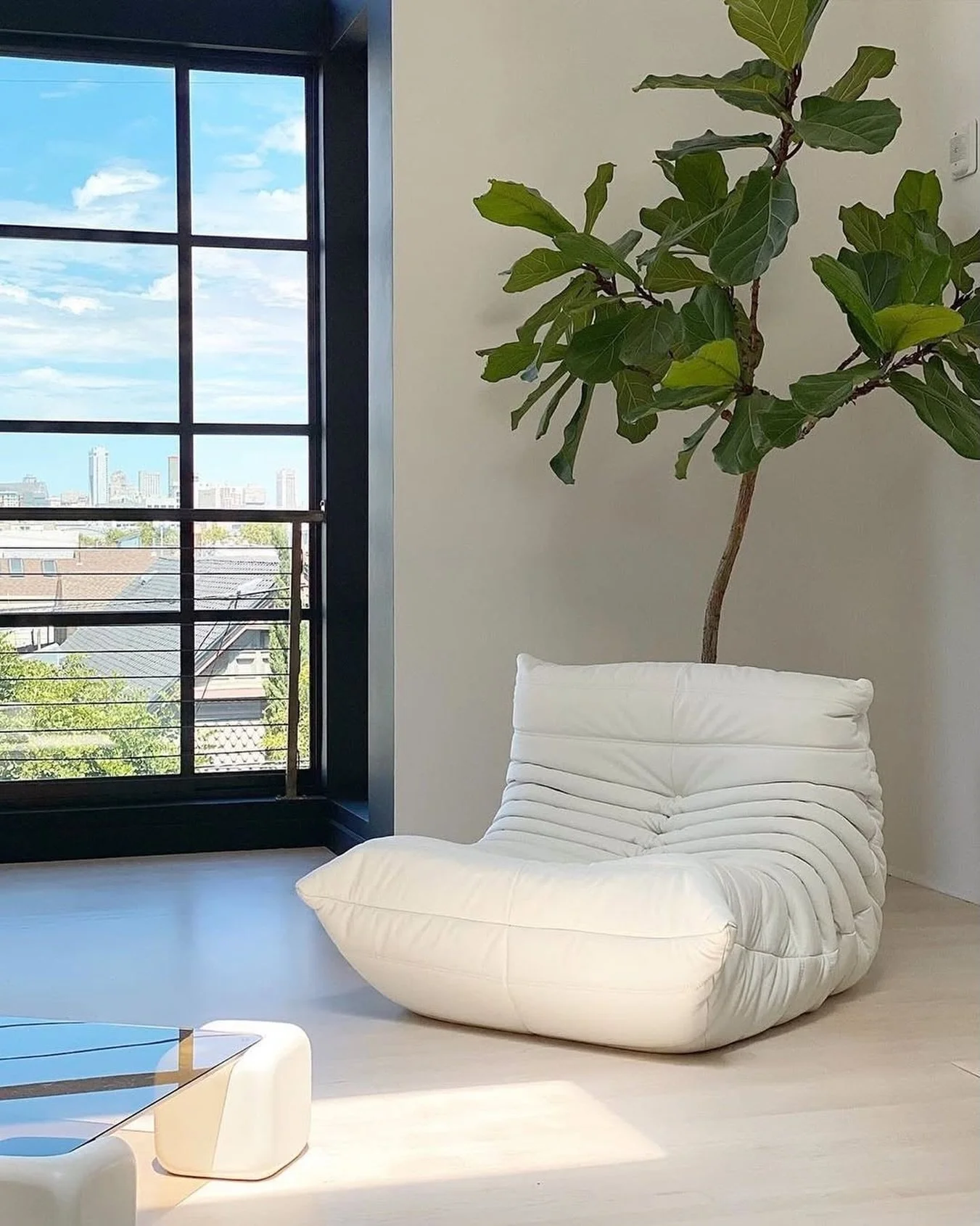 Rest, refresh, repeat.​
​
Soft neutrals and lot of texture to create comfortable corner that is both relaxing and inspiring​

📷 @vivid , @adenwang