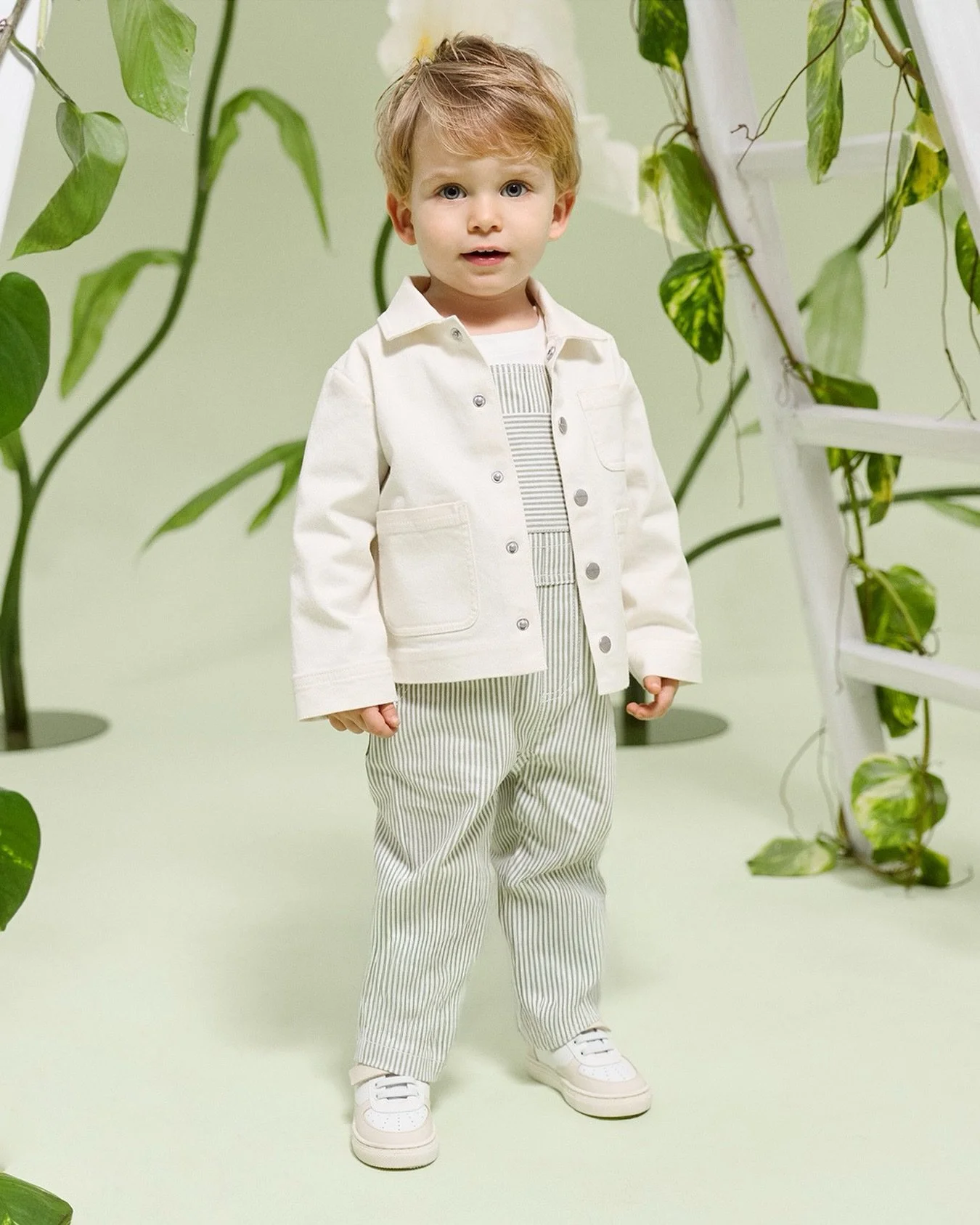 Twill comfort.​ 

Soft khaki cotton twill and a practical patch pocket make these dungarees perfect for little adventurers. Press-stud fastening keeps dressing effortless, so he can explore, play, and move freely all day.​

Explore now- available in 
