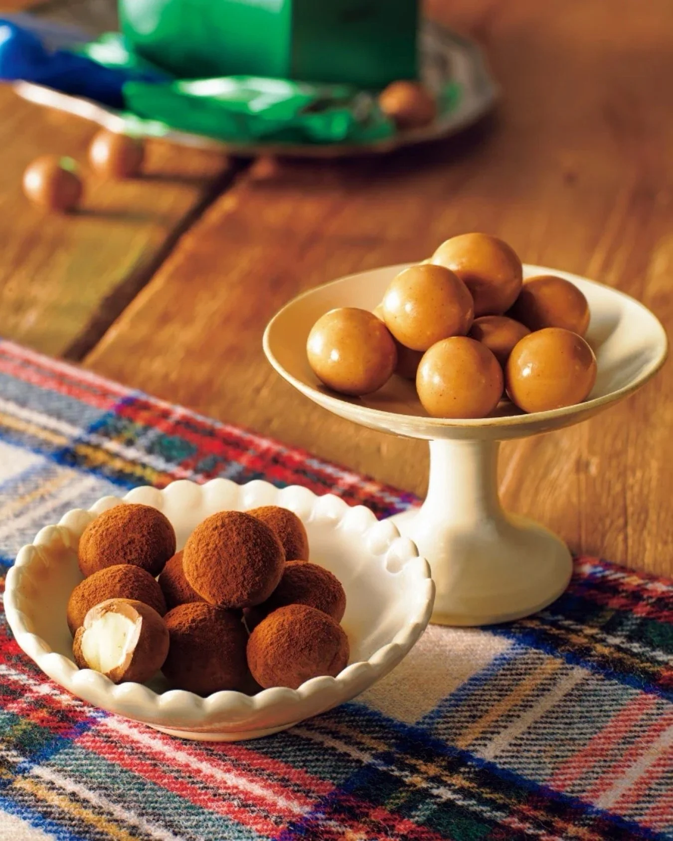 A rich take on chocolate.​

Whole macadamias coated in smooth gianduja, blended with almond and hazelnut paste  bringing together crunch, creaminess, and deep nutty notes in every bite.​

Balanced, indulgent, and hard to stop at just one.​

Available