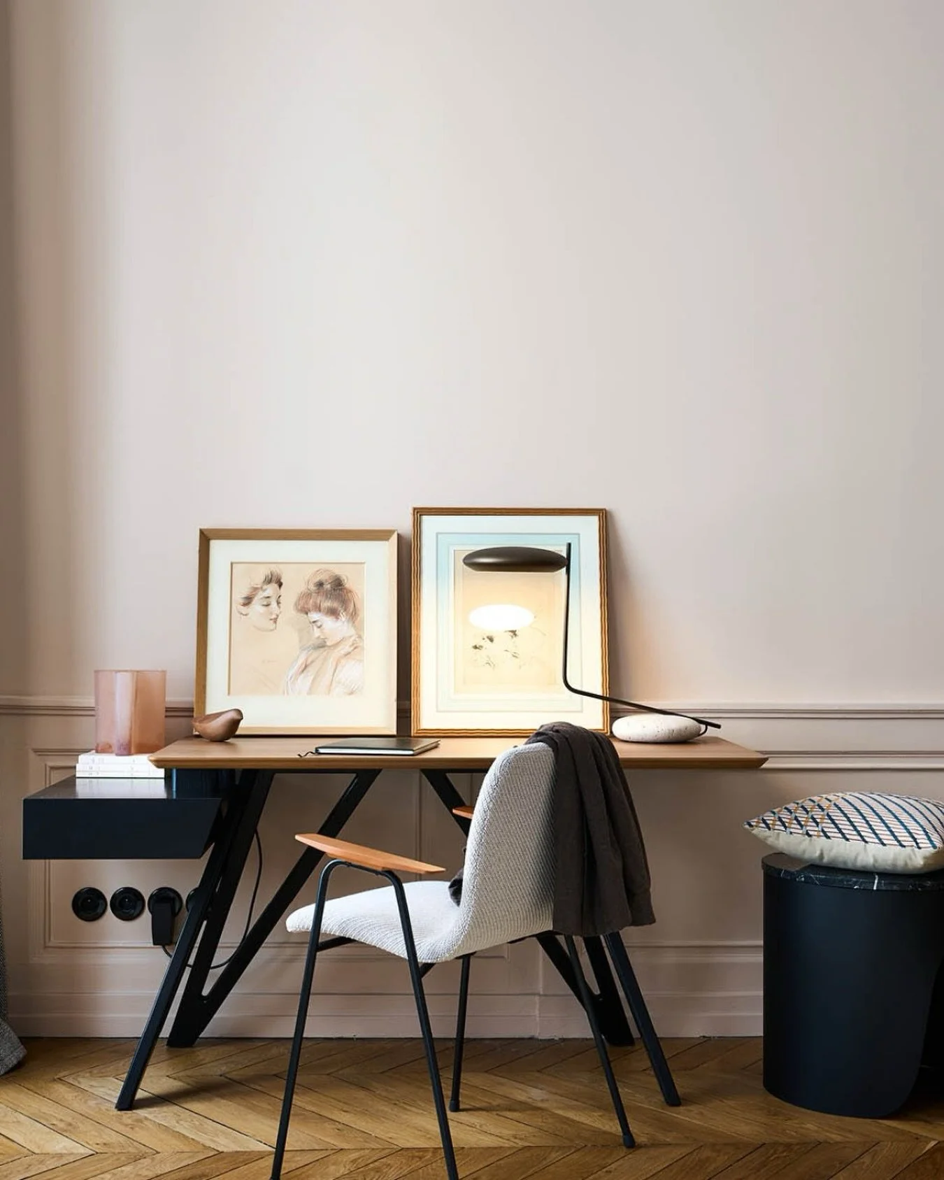 The Tilda lamp by @sodadesigners diffuses a soft light, while @mariecdorner&rsquo;s peach-colored T vase and walnut Kotori bird create a fluid and lived-in decor.​

#LigneRoset #LigneRosetDesign #design #frenchsavoirfaire #savoirfaire​