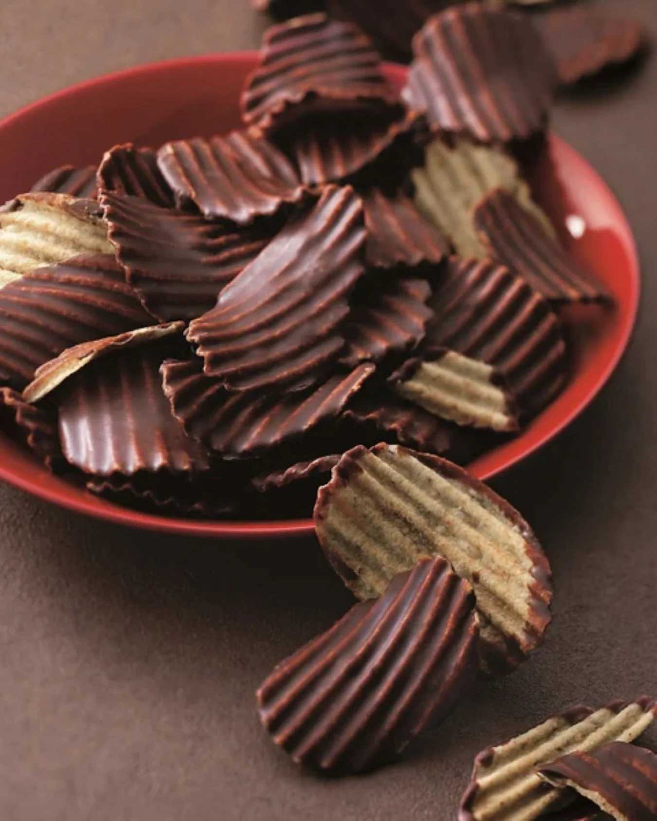 Sweet, salty, and unexpectedly addictive.​

Crisp potato chips coated on one side with mild bitter dark chocolate for the perfect balance of crunch, cocoa, and salt in every bite. A classic ROYCE&rsquo; favourite that keeps you reaching for more.​

A