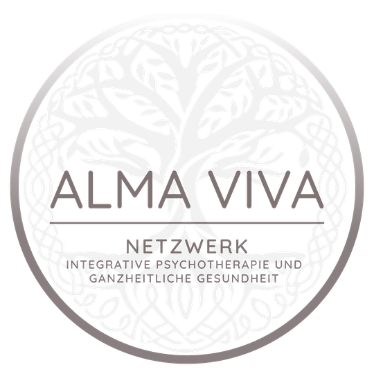 Ein kreisförmiges Logo mit einem stilisierten Baum in der Mitte, umgeben von einem verzwickten, keltischen Muster. Der Text 'ALMA VIVA' ist sichtbar, darunter steht 'NETZWERK'.