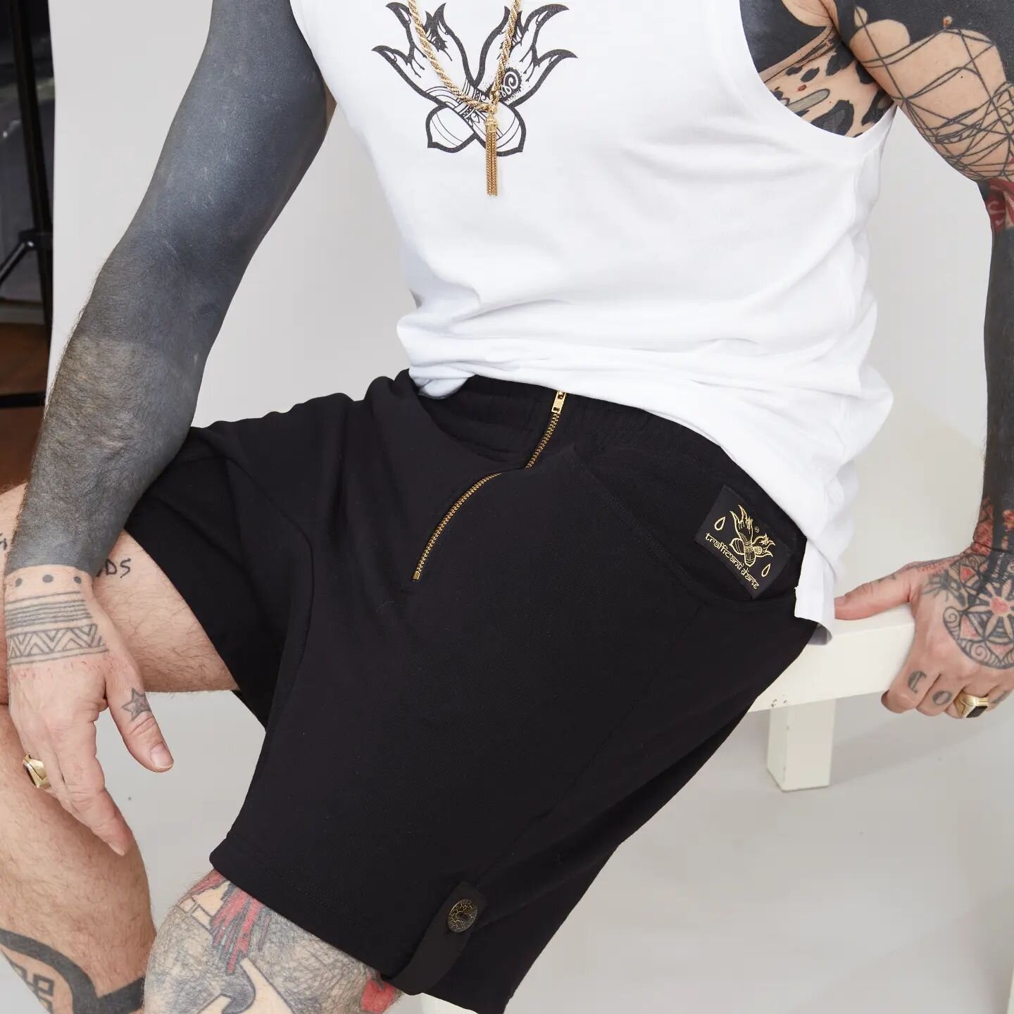 Discover the Thai shorts,
style and comfort in perfect balance in this garment of ours🖤

www.trafficantidartewear.com 

#trafficantidarte #brand #madeinitaly #thai #shorts #summervibes #style #streetwear #fusion